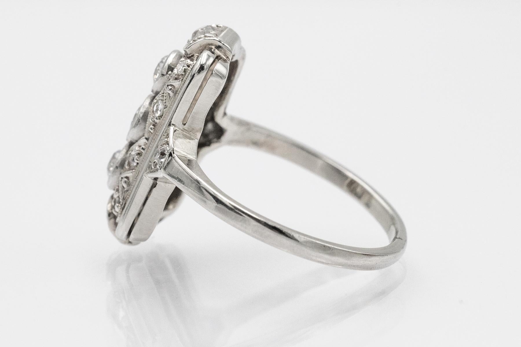 Anillo Art Déco de oro blanco con diamantes, años 40 en venta 3
