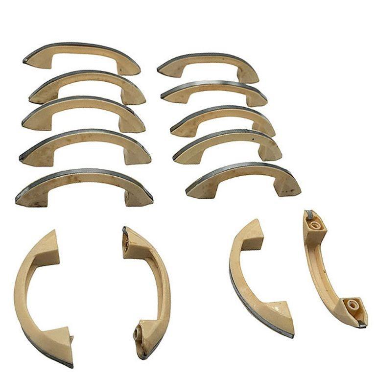 Set di 14 pomelli in bachelite bianco avorio per cassetti e porte, ciascuno con una striscia cromata al centro. Completa i mobili della tua cucina d'epoca con questi classici dell'era Art Deco con un sorprendente colore rosso completato da