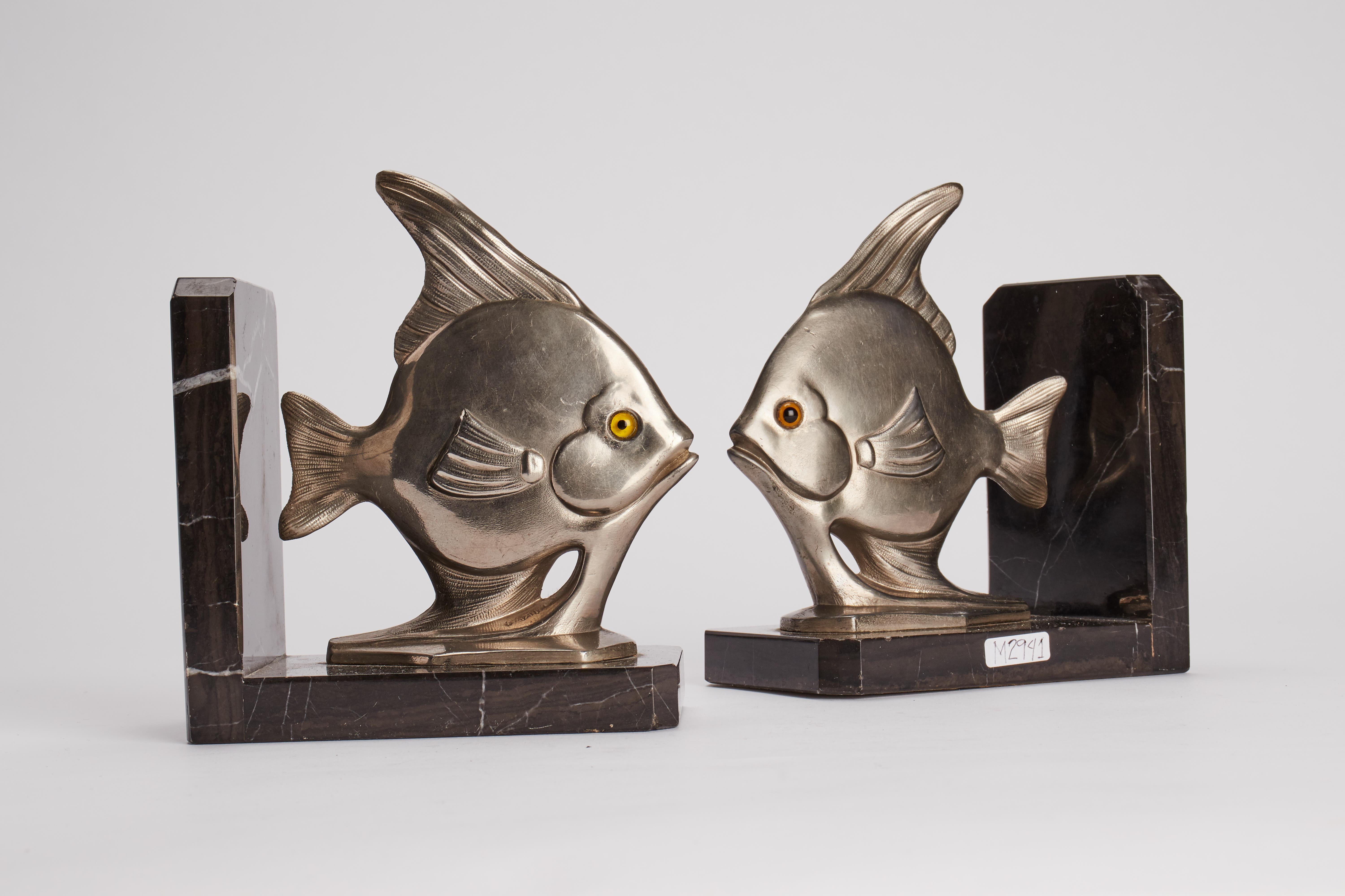 Art Déco white metal bookends depicting a fishes, France 1930.  In Good Condition For Sale In Milan, IT