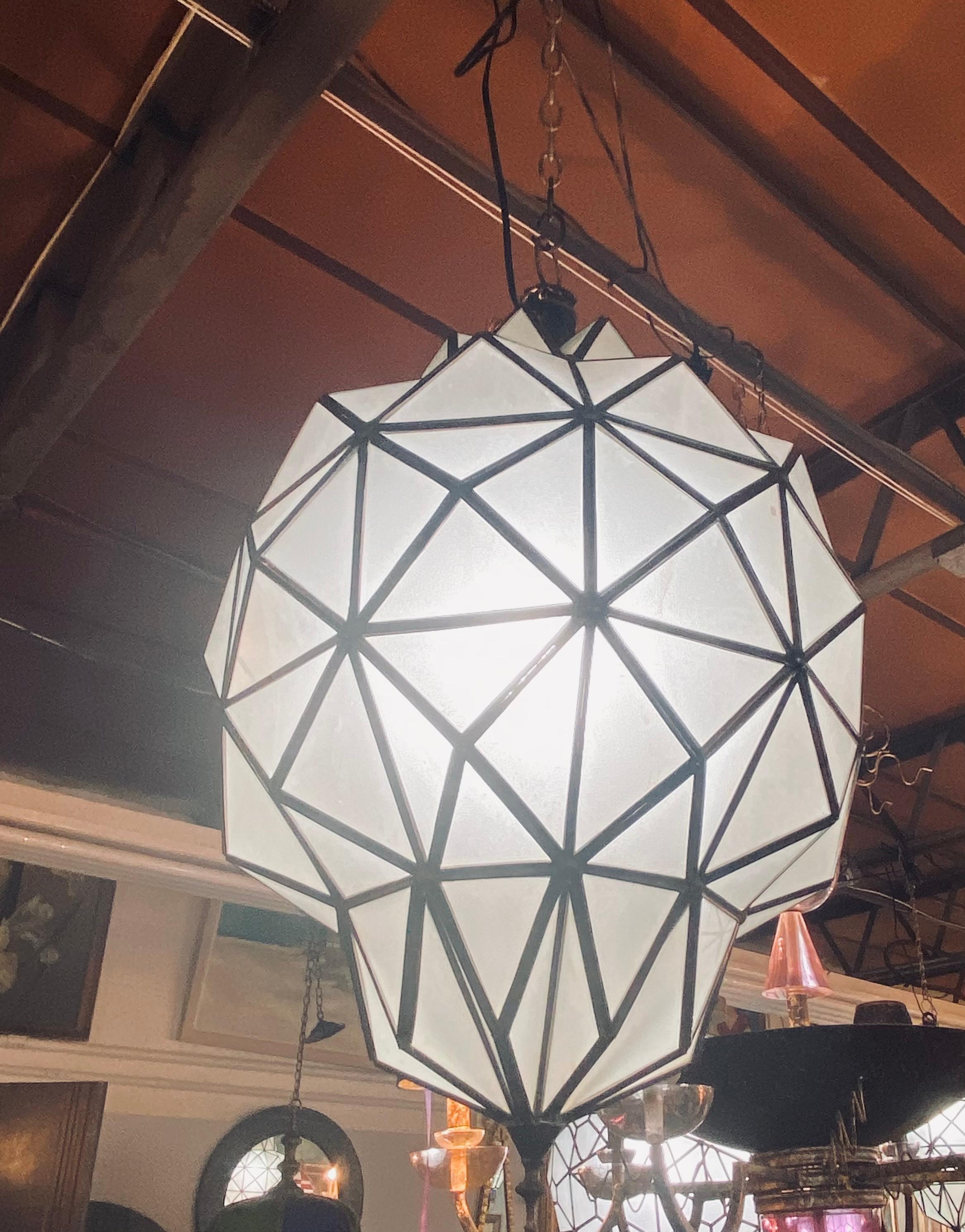 Lampadari, pendenti o lanterne a forma di cupola in stile Art Déco bianco latte, una coppia in vendita 1