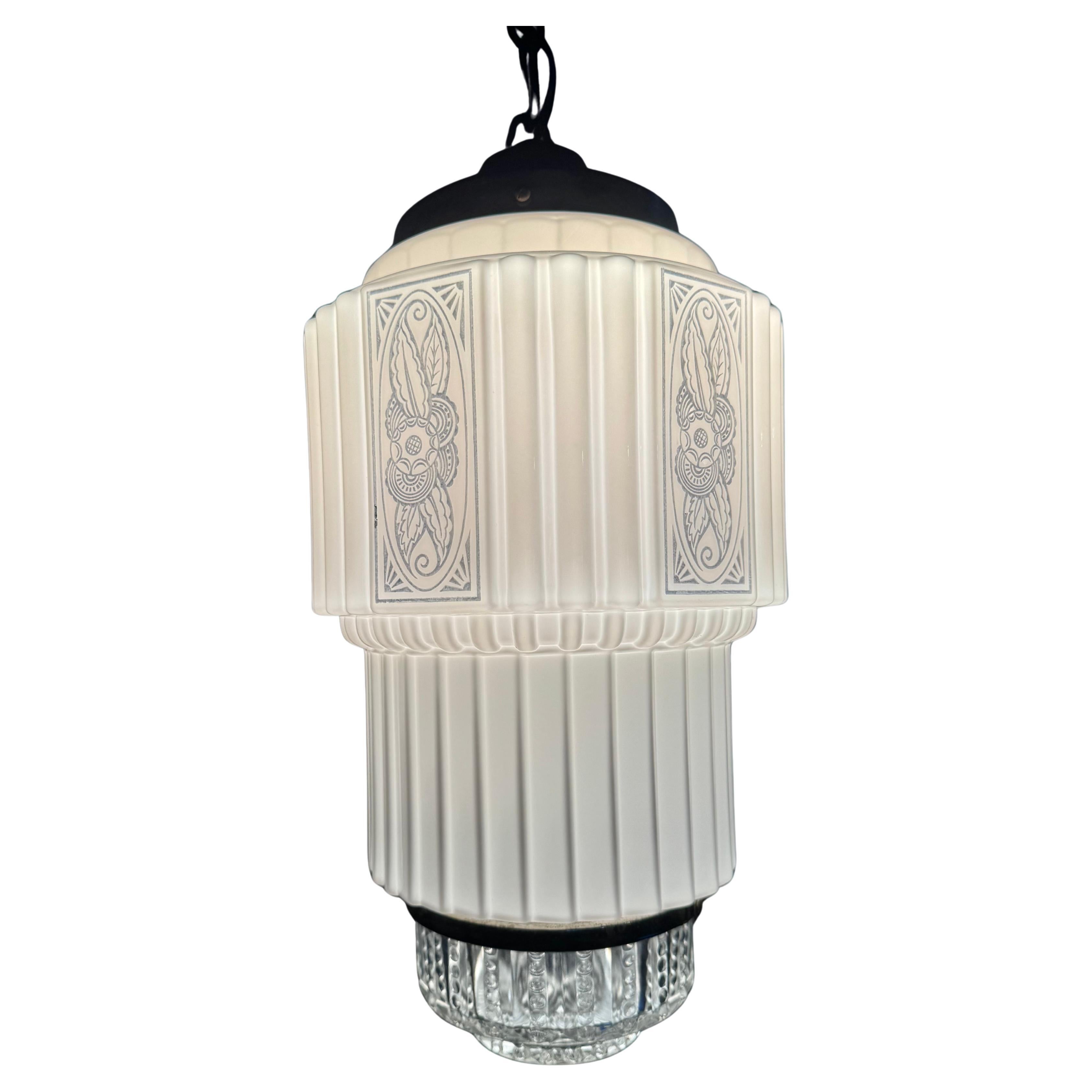 Art Decó Colgante Rascacielos de Cristal de Leche Blanco Grabado / Chandler c.1930s en venta