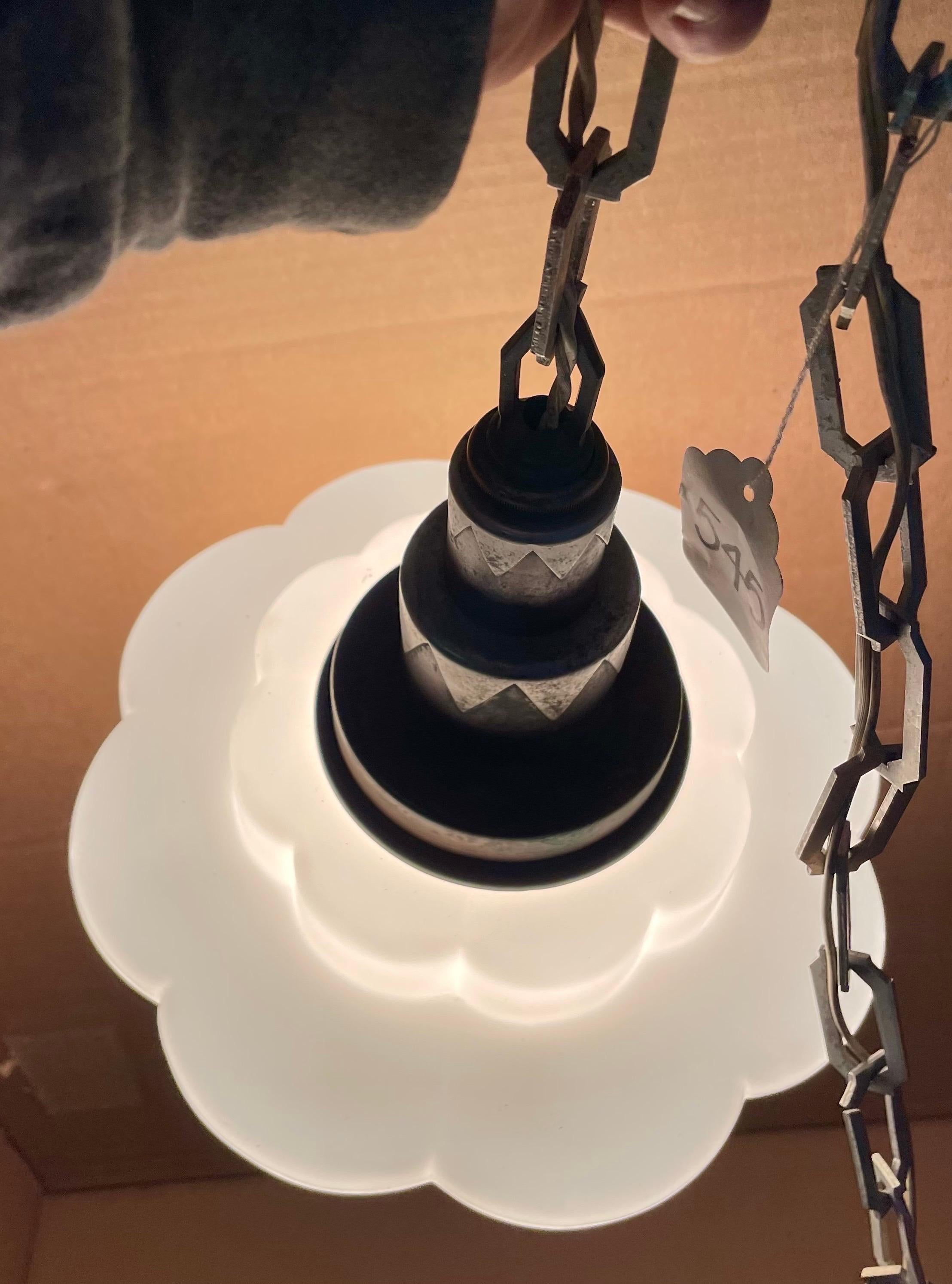 Lights suspendus en forme d'étoile en verre au lait blanc Art Déco en vente 10
