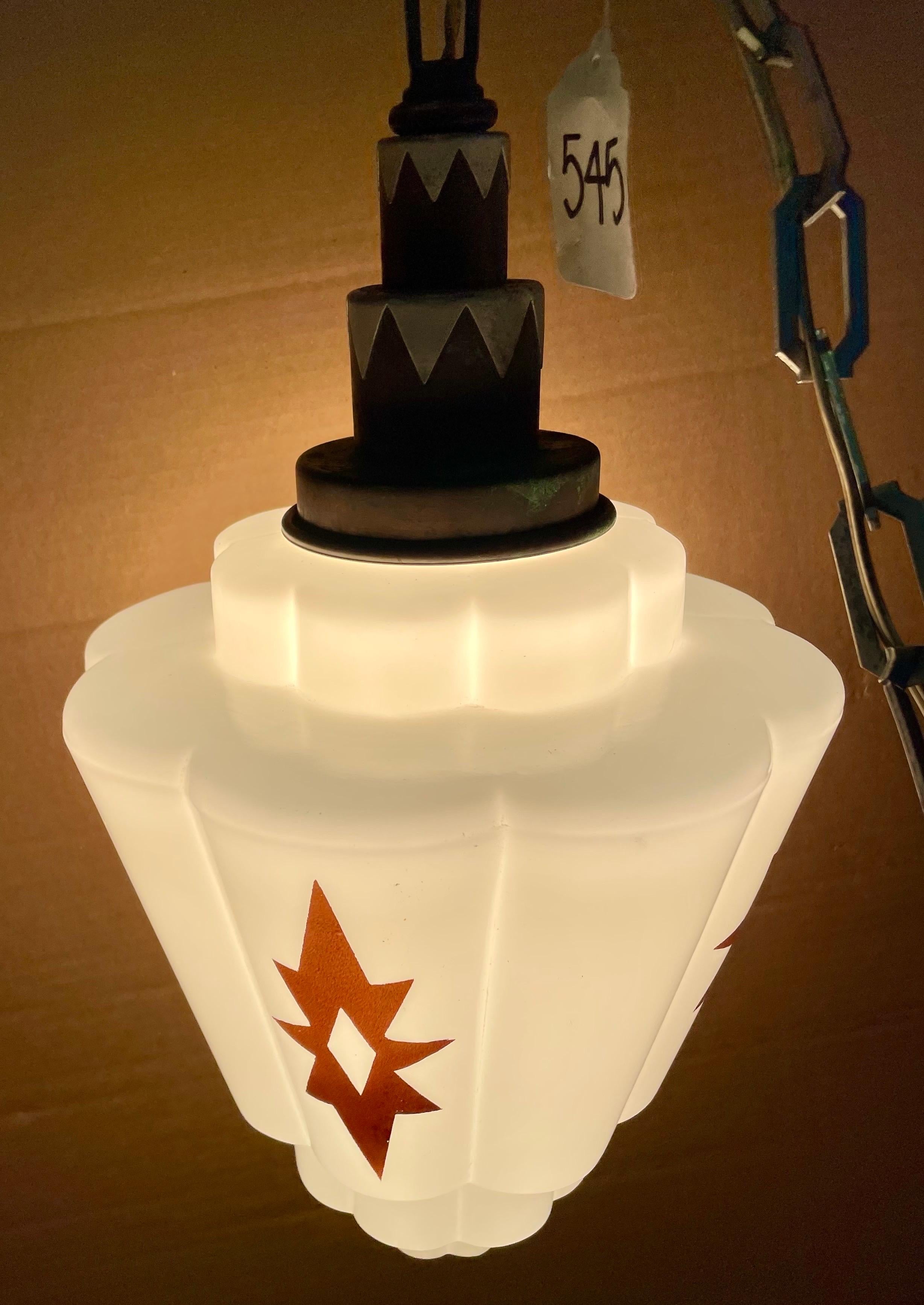 Inconnu Lights suspendus en forme d'étoile en verre au lait blanc Art Déco en vente
