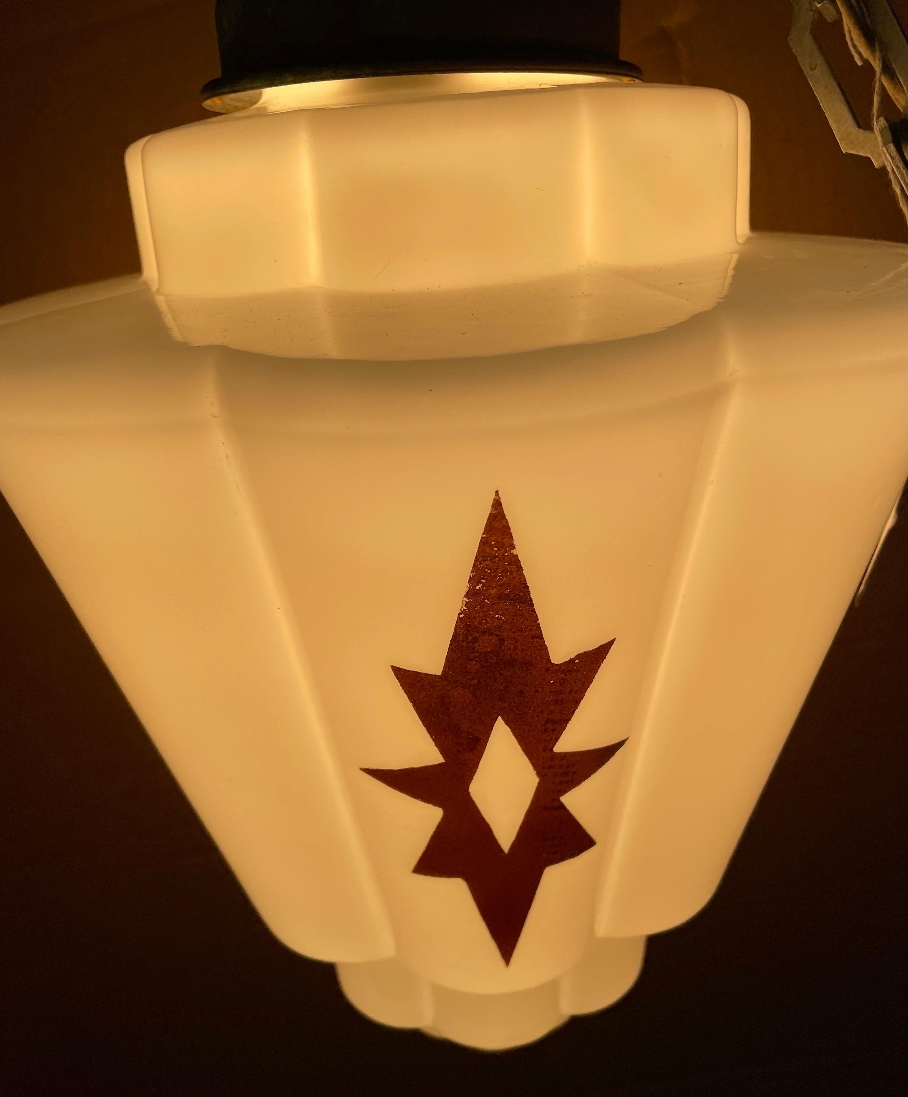 Lights suspendus en forme d'étoile en verre au lait blanc Art Déco État moyen - En vente à Clifton Forge, VA