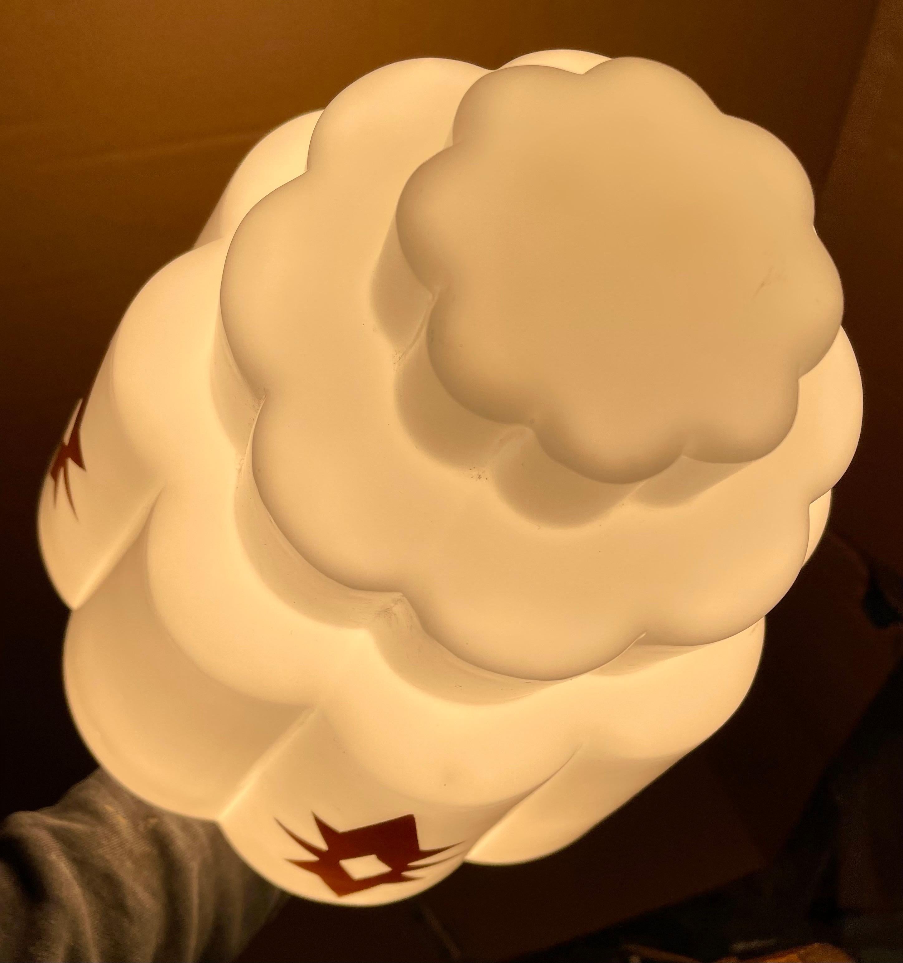 Cuivre Lights suspendus en forme d'étoile en verre au lait blanc Art Déco en vente