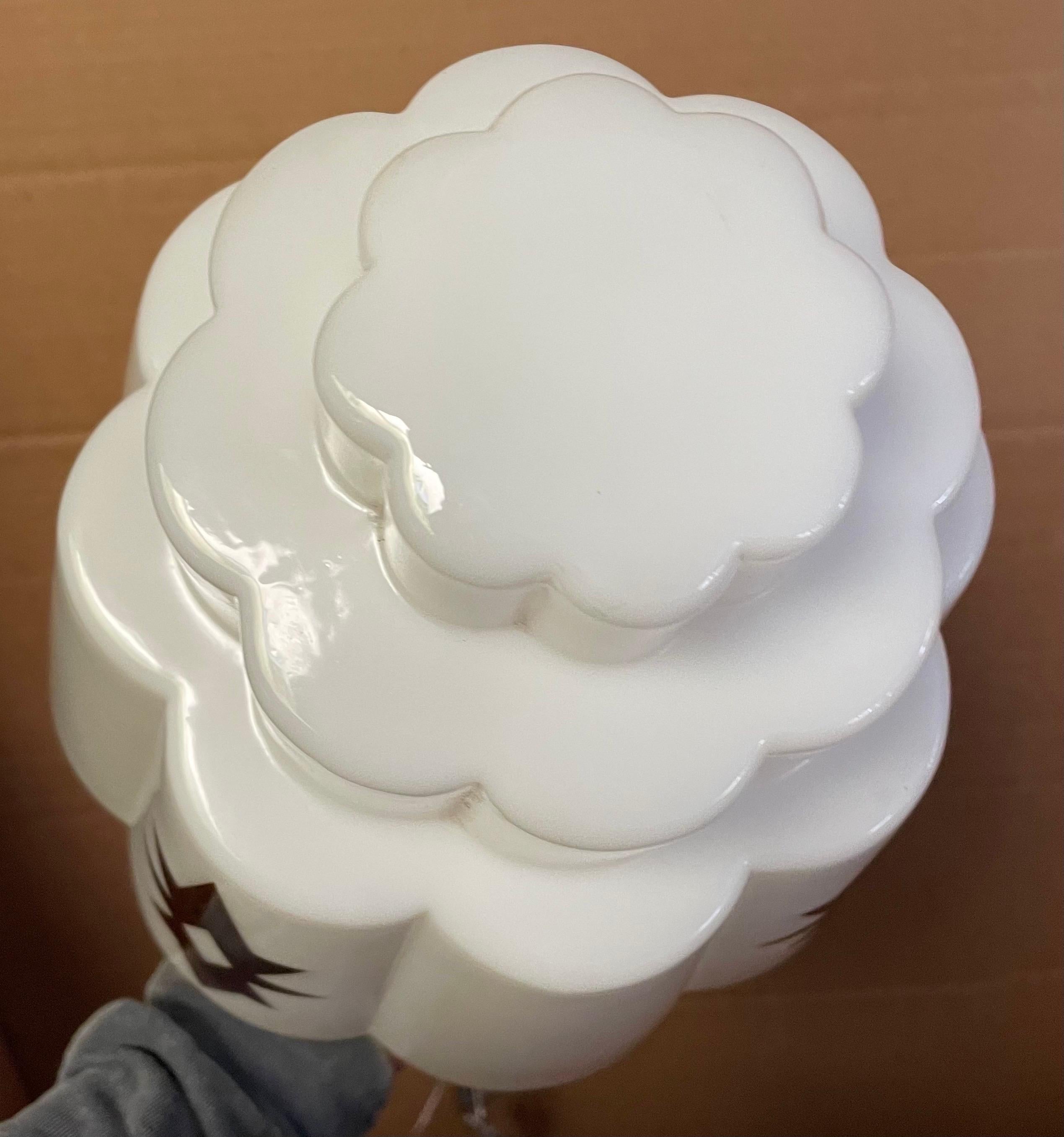 Lights suspendus en forme d'étoile en verre au lait blanc Art Déco en vente 1