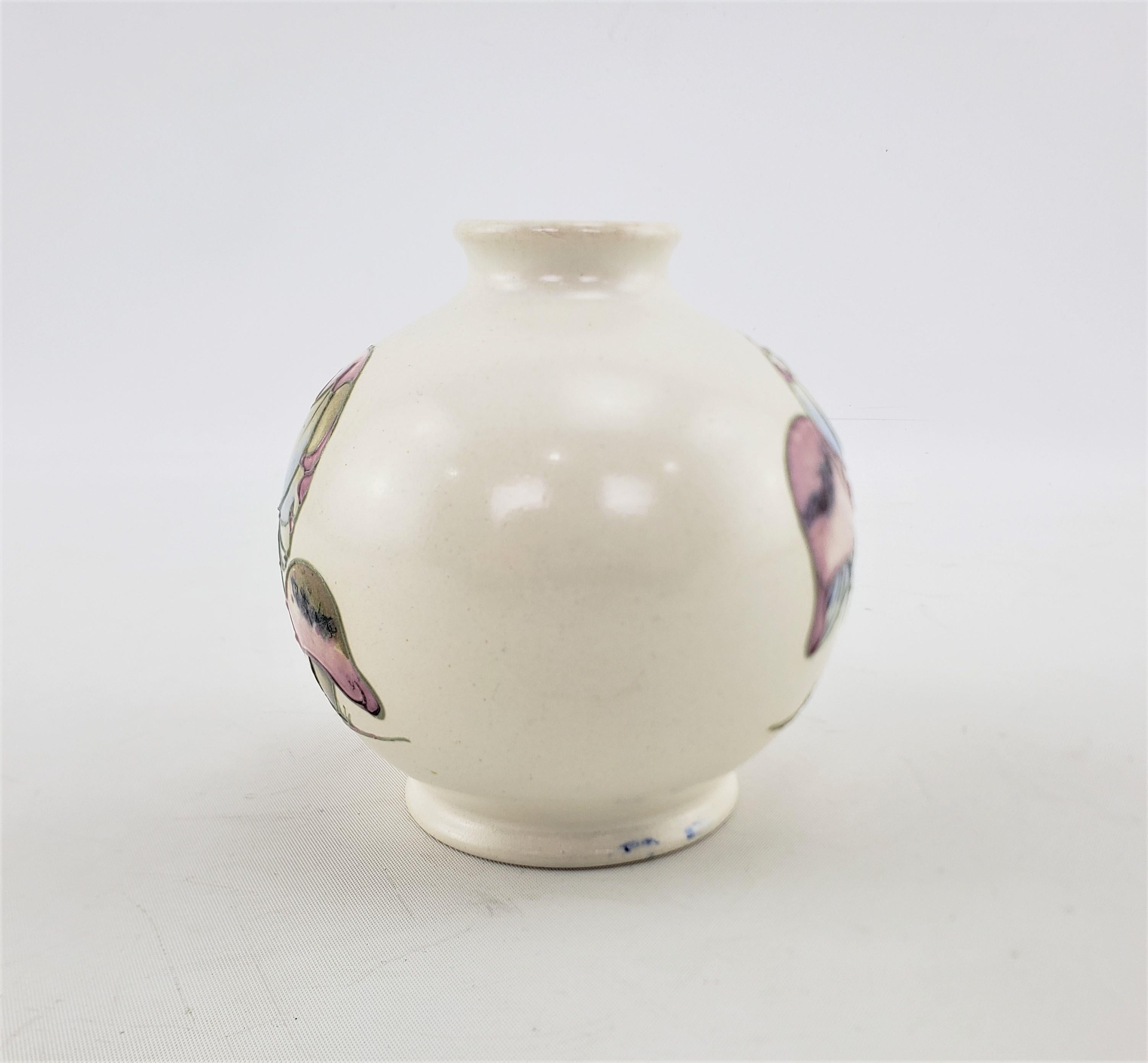 Art déco Vase en poterie d'art Moorcroft blanc Art Déco à motif Claremont avec tabourets en perles en vente