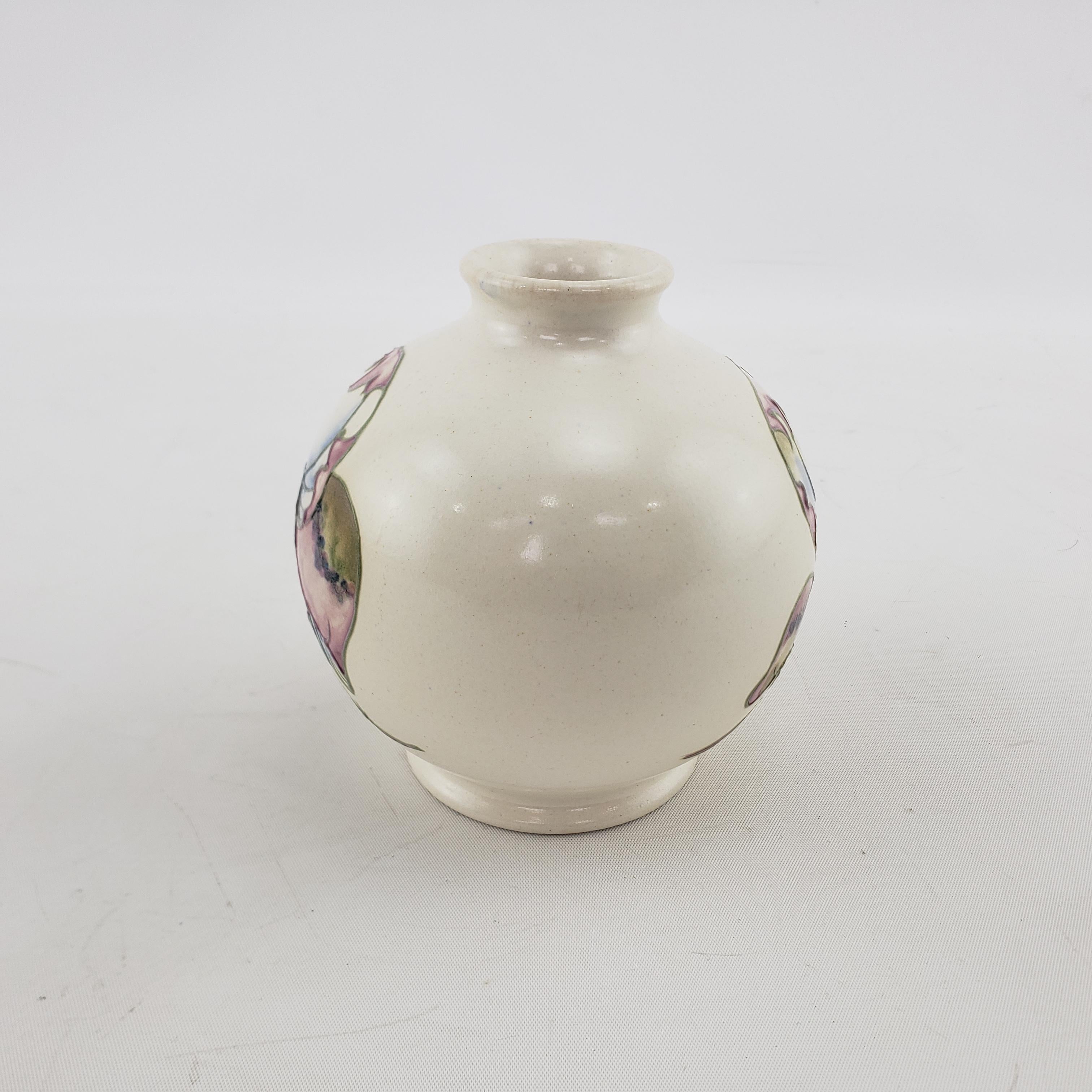 Vase en poterie d'art Moorcroft blanc Art Déco à motif Claremont avec tabourets en perles Bon état - En vente à Hamilton, Ontario