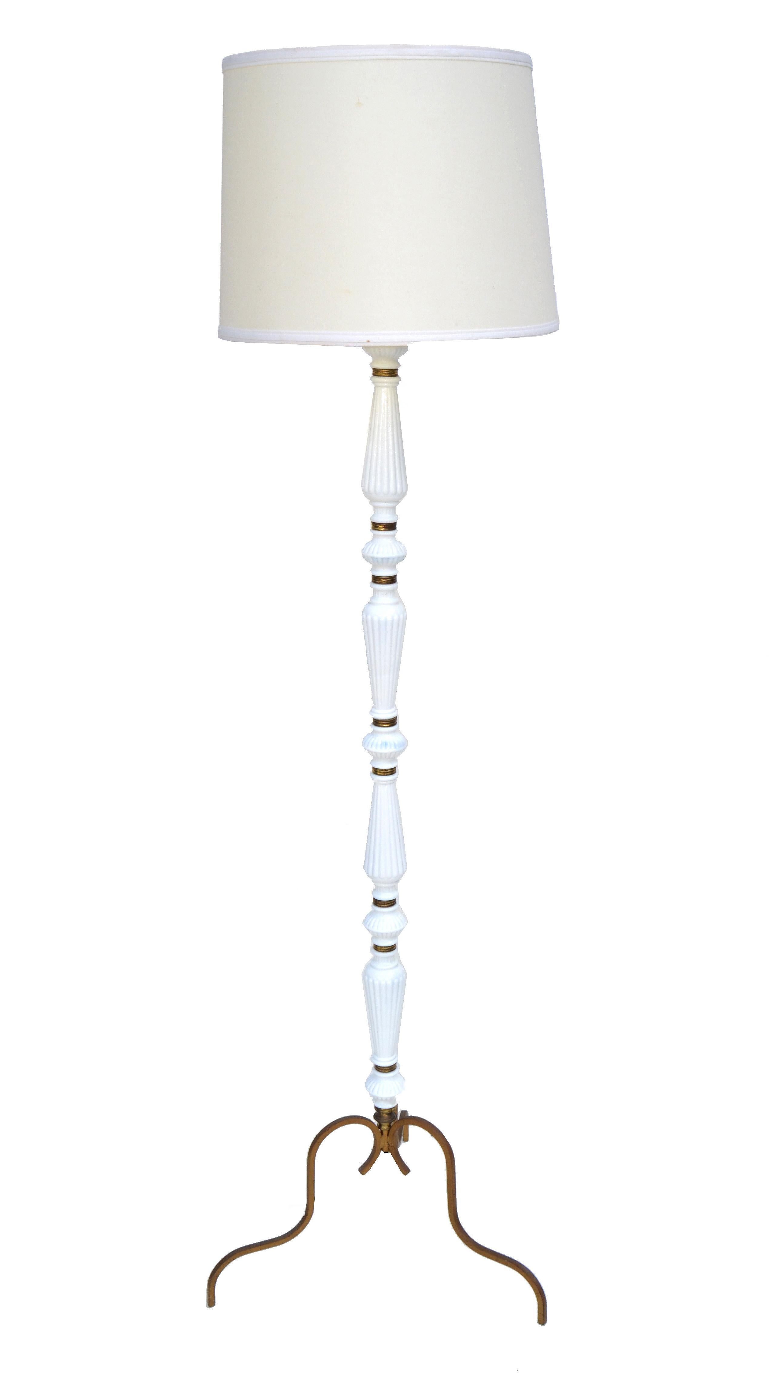 Sehr seltene und elegante französische Art Deco Stehlampe aus weißem Opalin und Messing.
Verdrahtet für die USA und in funktionsfähigem Zustand.
Für eine herkömmliche oder eine LED-Glühbirne geeignet.