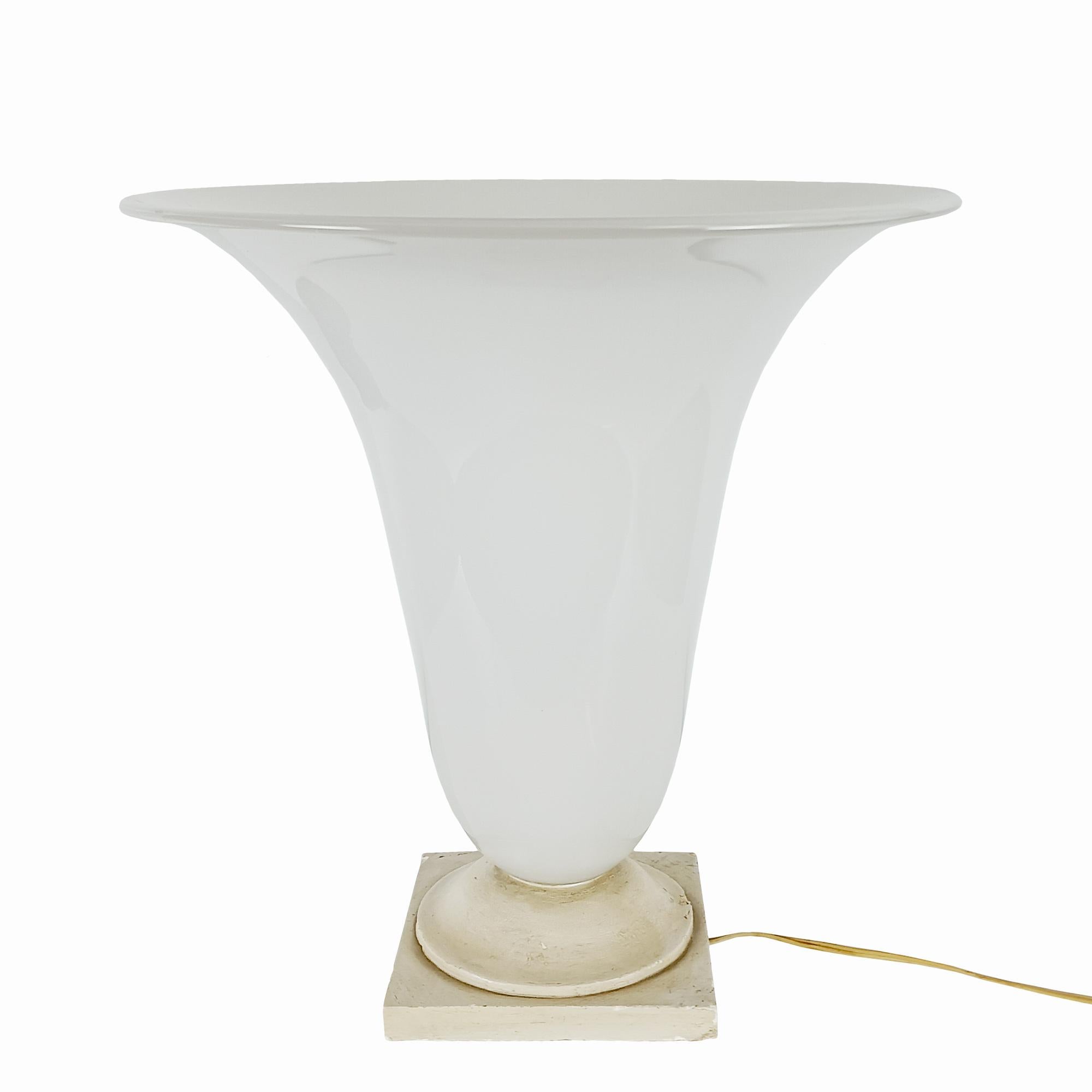 Tischlampe aus weißem Opalglas auf einem bemalten Gipssockel.

Frankreich um 1930.

 