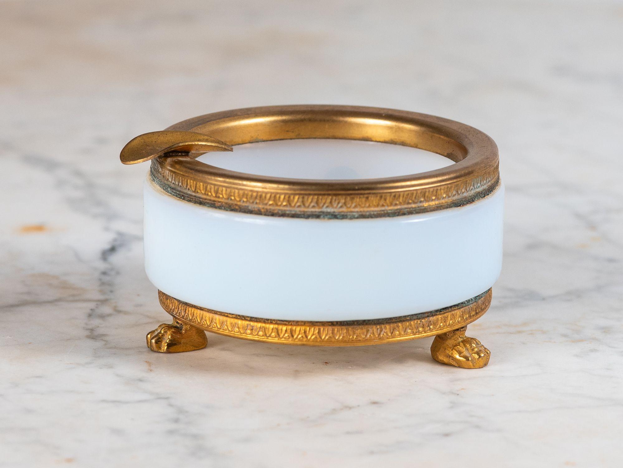 Runder Aschenbecher aus weißem Opal im Art déco-Stil mit Messingbeschlägen und Füßen, Frankreich (Französisch) im Angebot