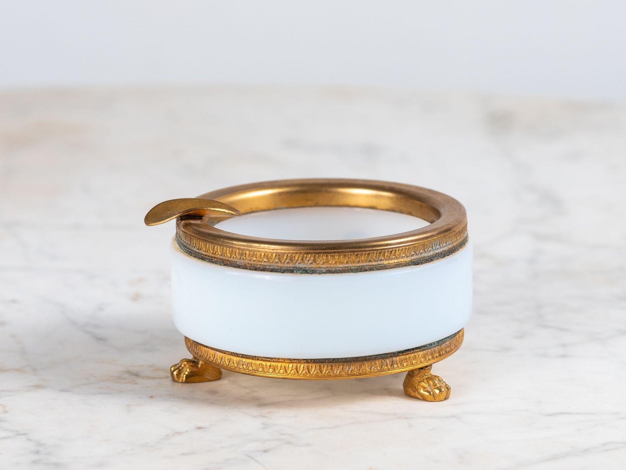 Runder Aschenbecher aus weißem Opal im Art déco-Stil mit Messingbeschlägen und Füßen, Frankreich im Zustand „Gut“ im Angebot in South Salem, NY