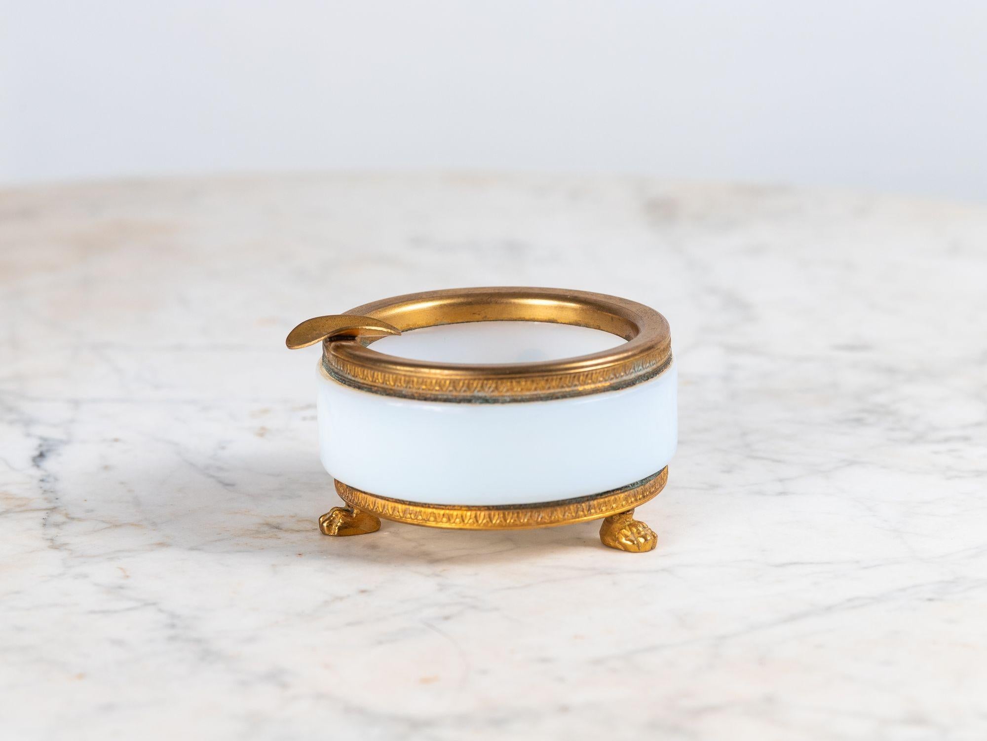 Runder Aschenbecher aus weißem Opal im Art déco-Stil mit Messingbeschlägen und Füßen, Frankreich (Frühes 20. Jahrhundert) im Angebot