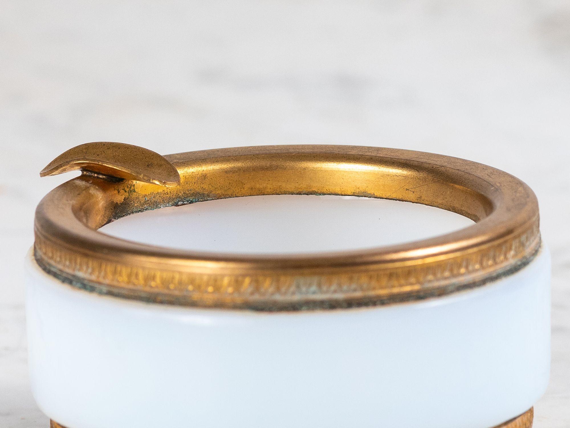 Runder Aschenbecher aus weißem Opal im Art déco-Stil mit Messingbeschlägen und Füßen, Frankreich (Opalglas) im Angebot