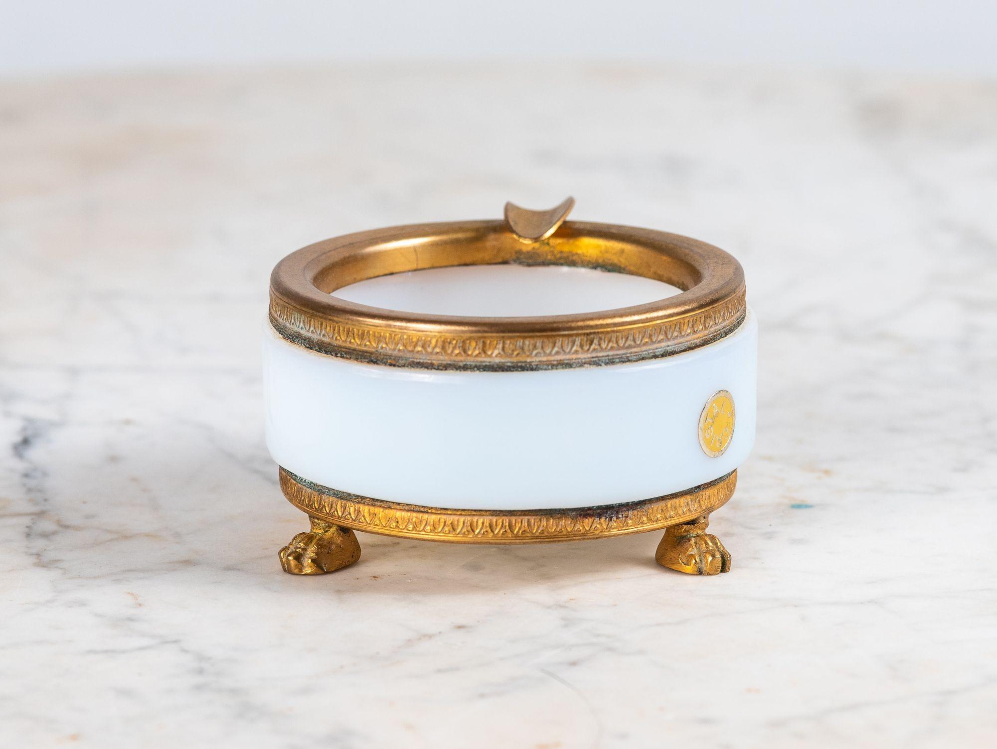 Runder Aschenbecher aus weißem Opal im Art déco-Stil mit Messingbeschlägen und Füßen, Frankreich im Angebot 1