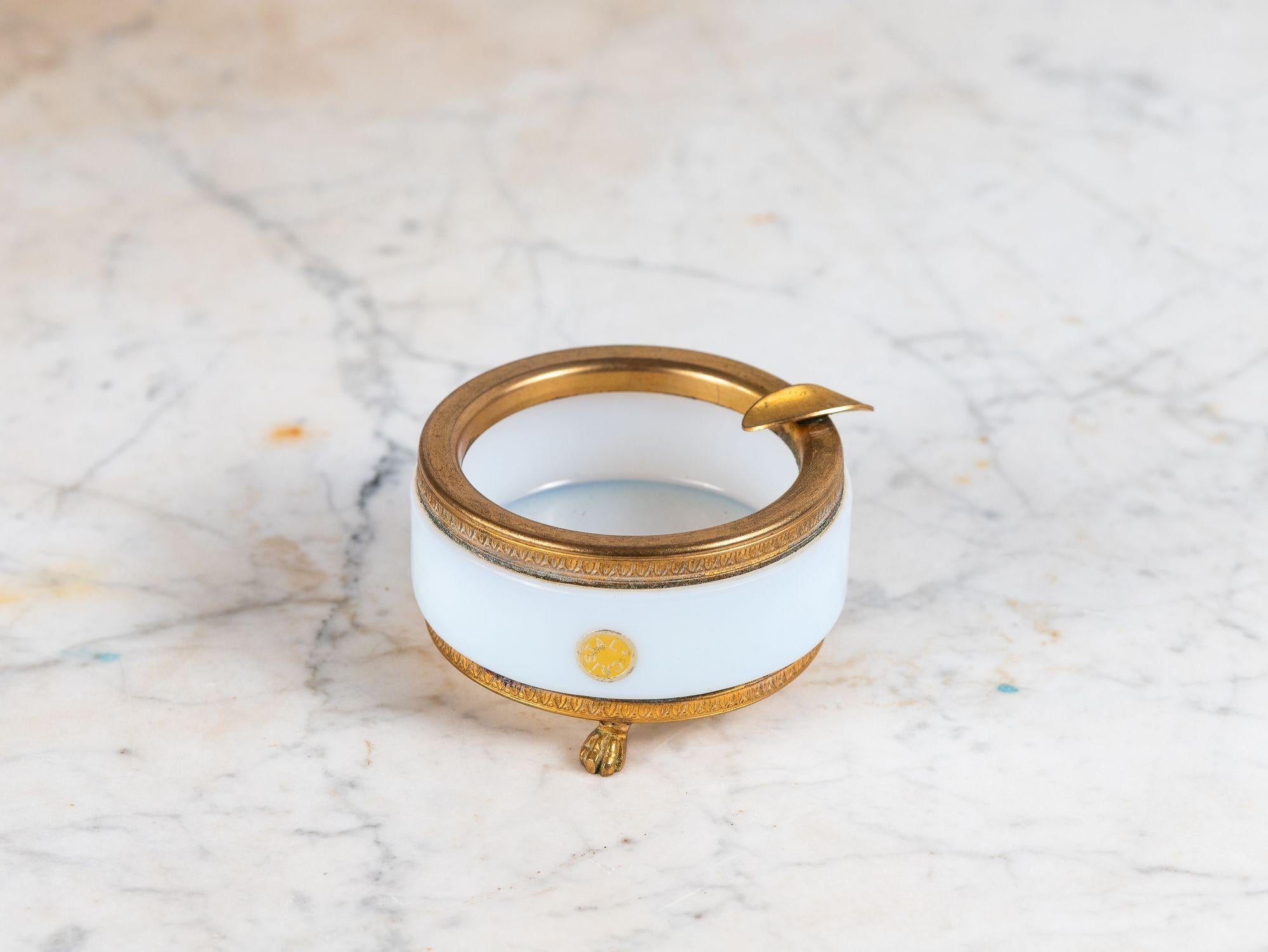 Runder Aschenbecher aus weißem Opal im Art déco-Stil mit Messingbeschlägen und Füßen, Frankreich im Angebot 2
