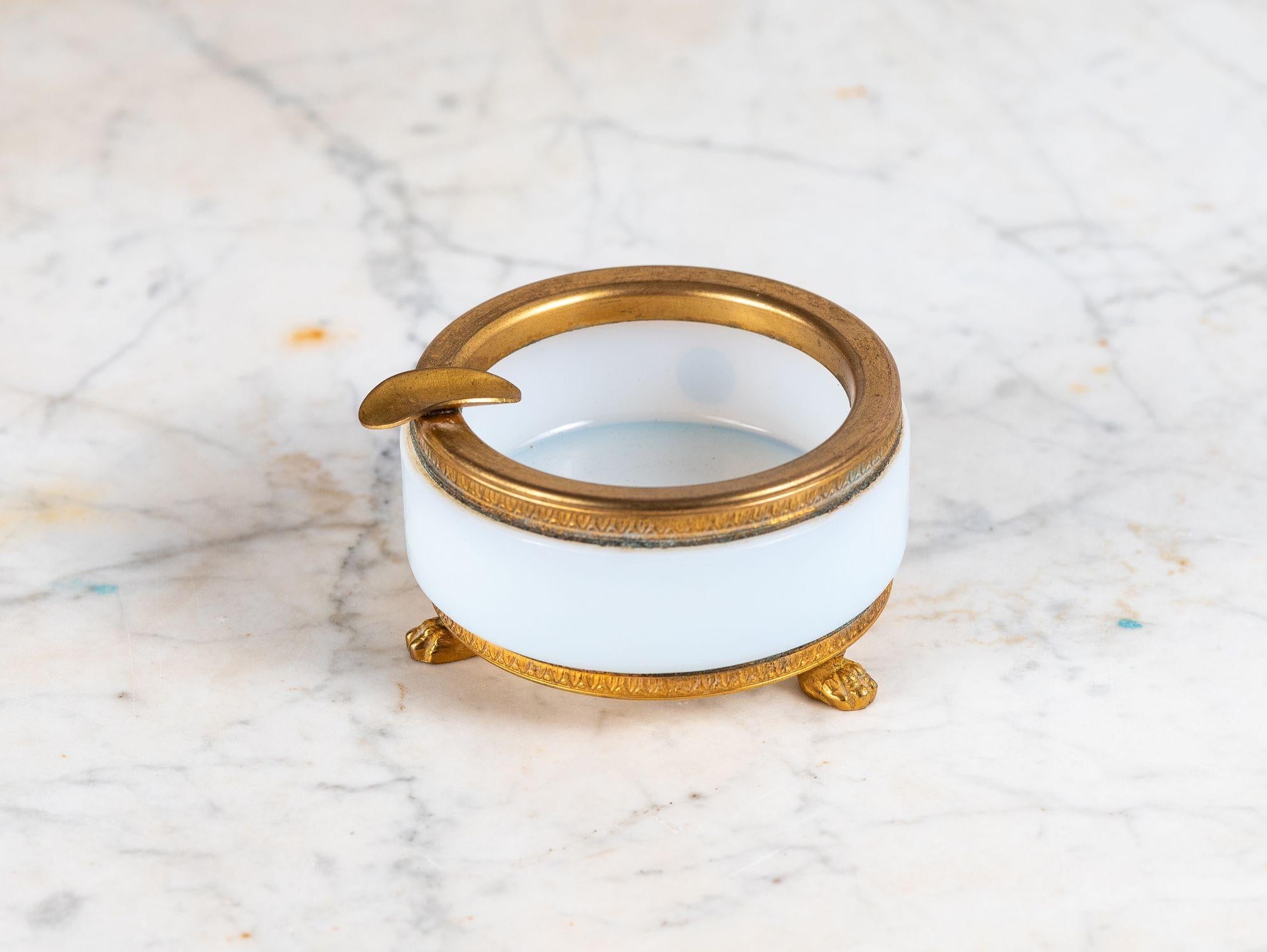 Runder Aschenbecher aus weißem Opal im Art déco-Stil mit Messingbeschlägen und Füßen, Frankreich im Angebot 3