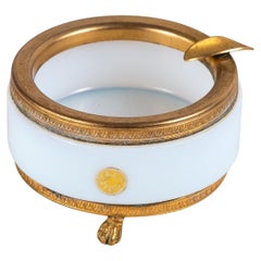 Posacenere rotondo opalino bianco Art Deco con supporti e piedini in ottone, Francia