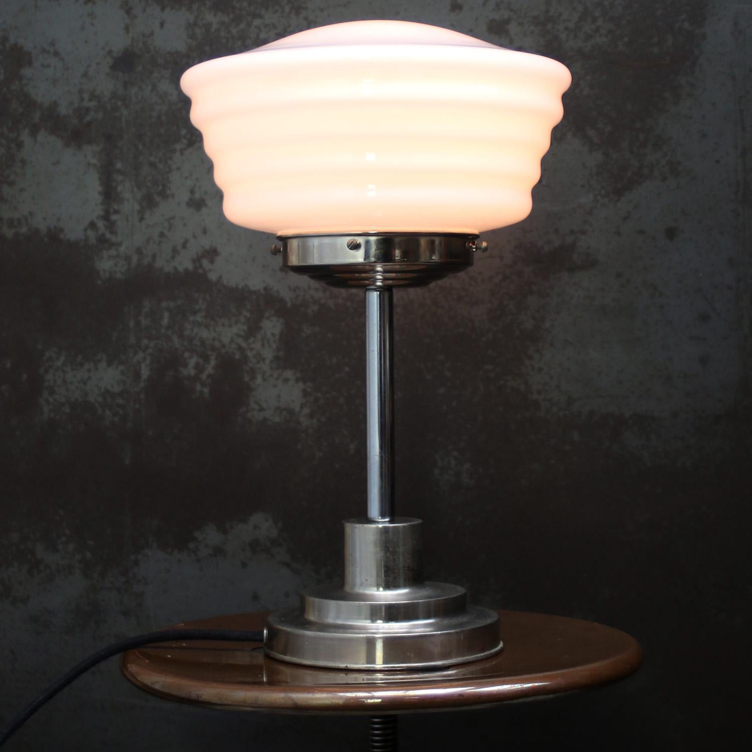 Art Deco White Reeded Opaline Glass Table Desk Lamp In Good Condition For Sale In Amsterdam, NL