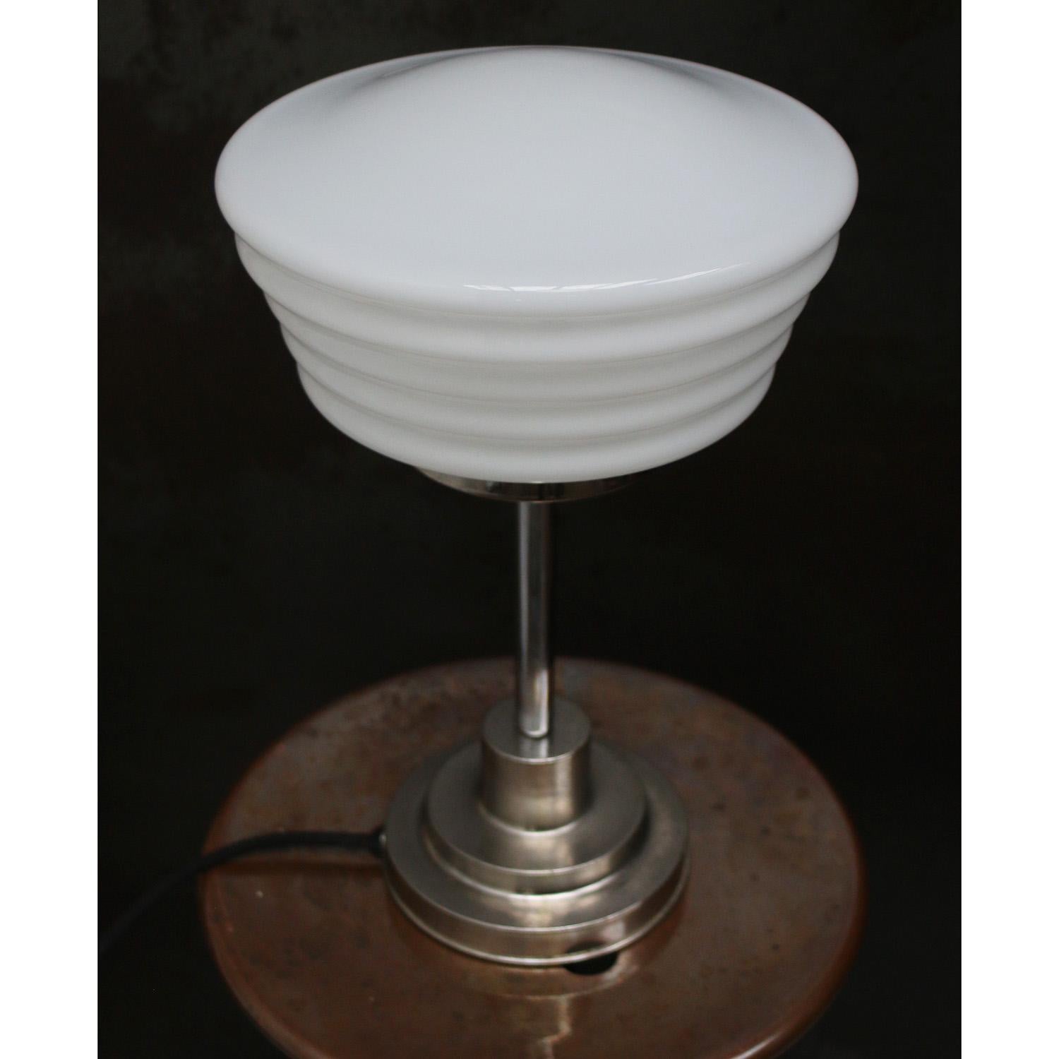 20th Century Art Deco White Reeded Opaline Glass Table Desk Lamp For Sale