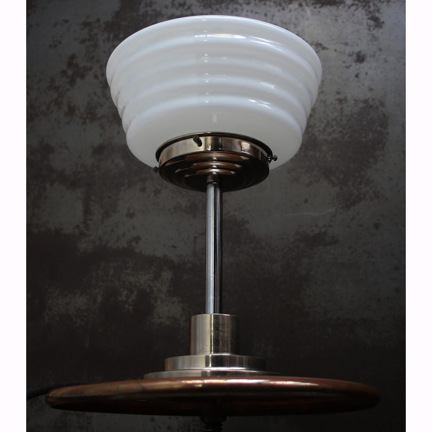 Art Deco White Reeded Opaline Glass Table Desk Lamp For Sale 1
