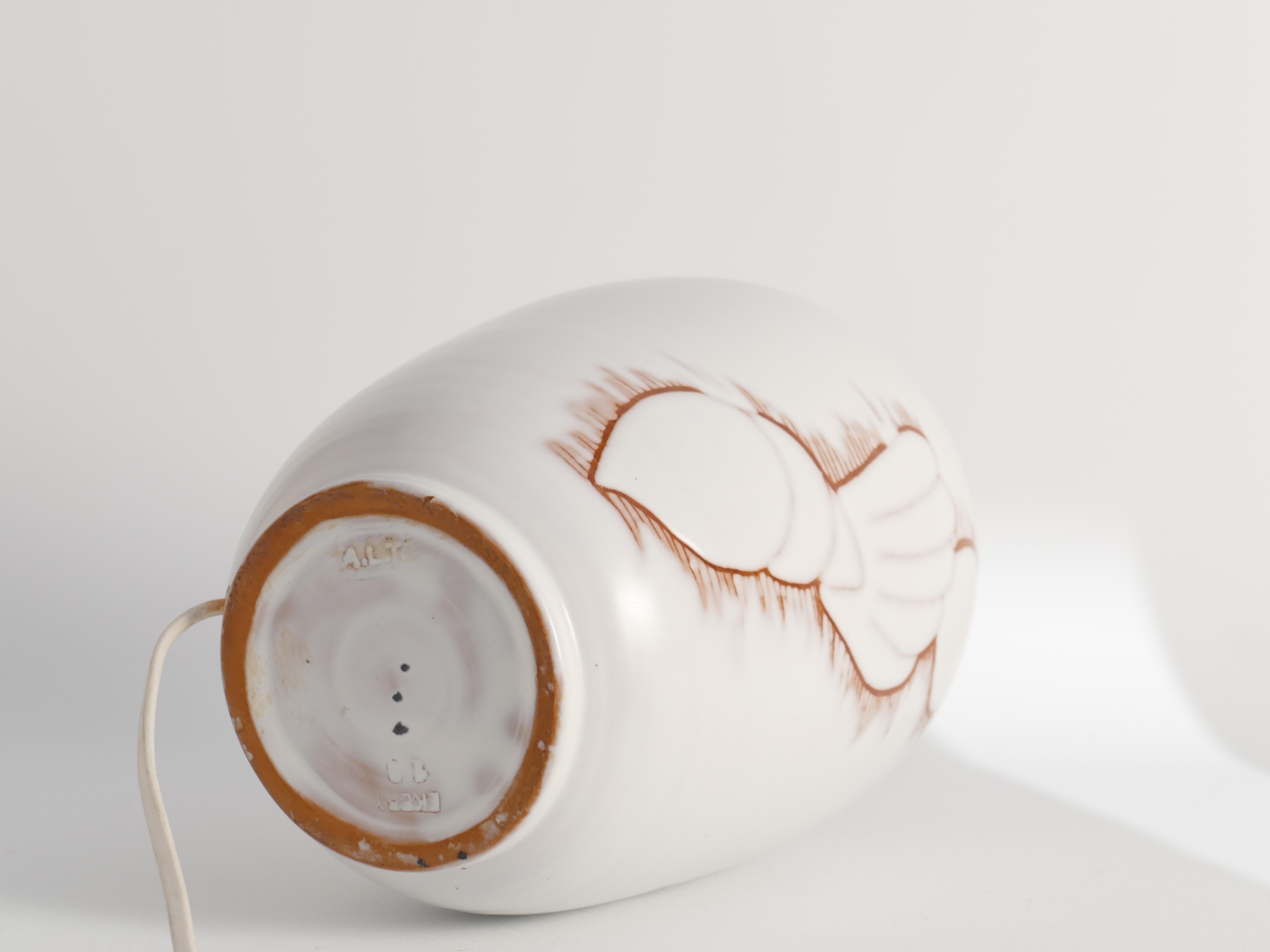 Art Deco White Seashell Motif Table lamp By Anna Lisa Thomson, Upsala Ekeby For Sale 9