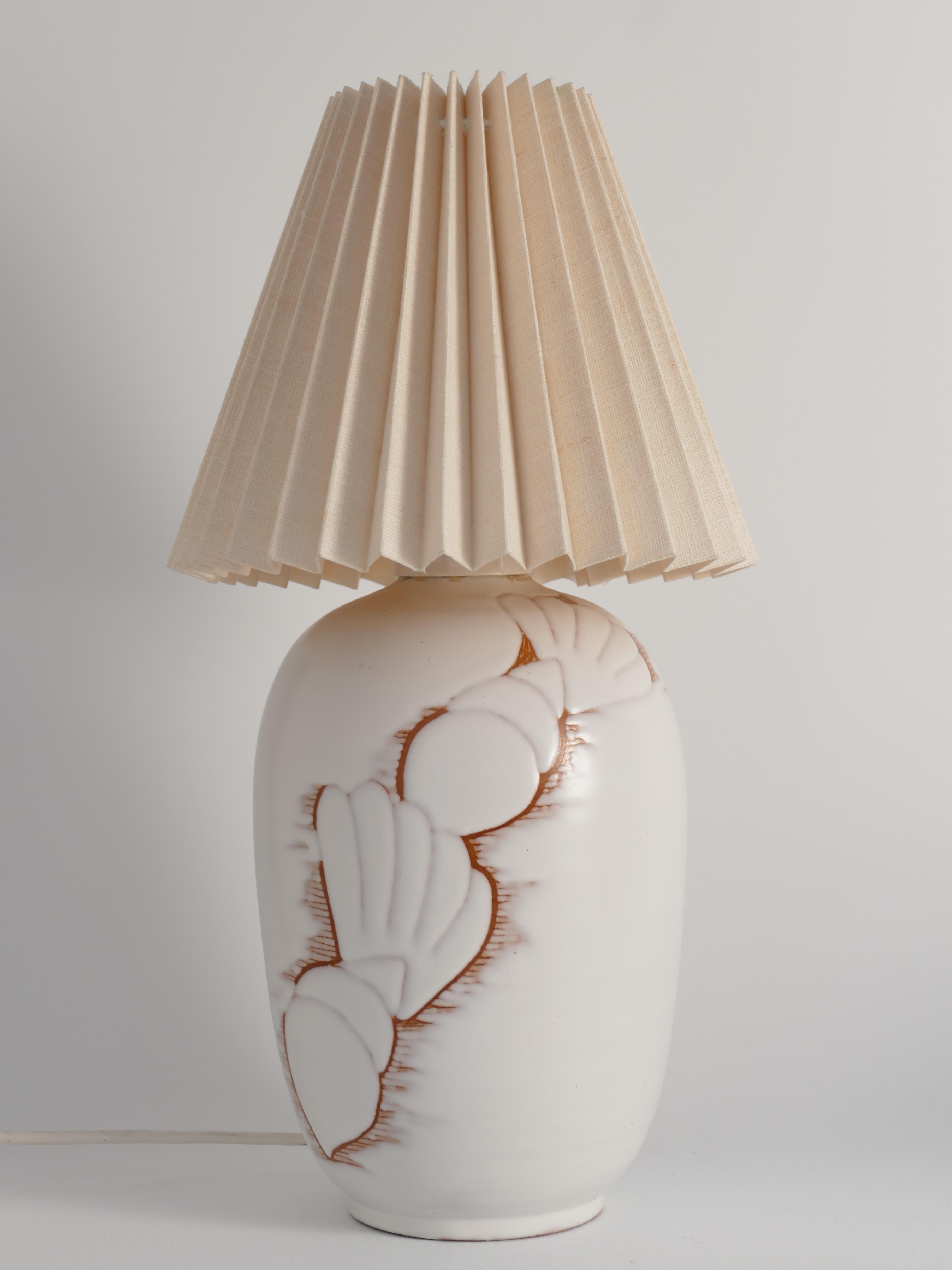 Glazed Art Deco White Seashell Motif Table lamp By Anna Lisa Thomson, Upsala Ekeby For Sale