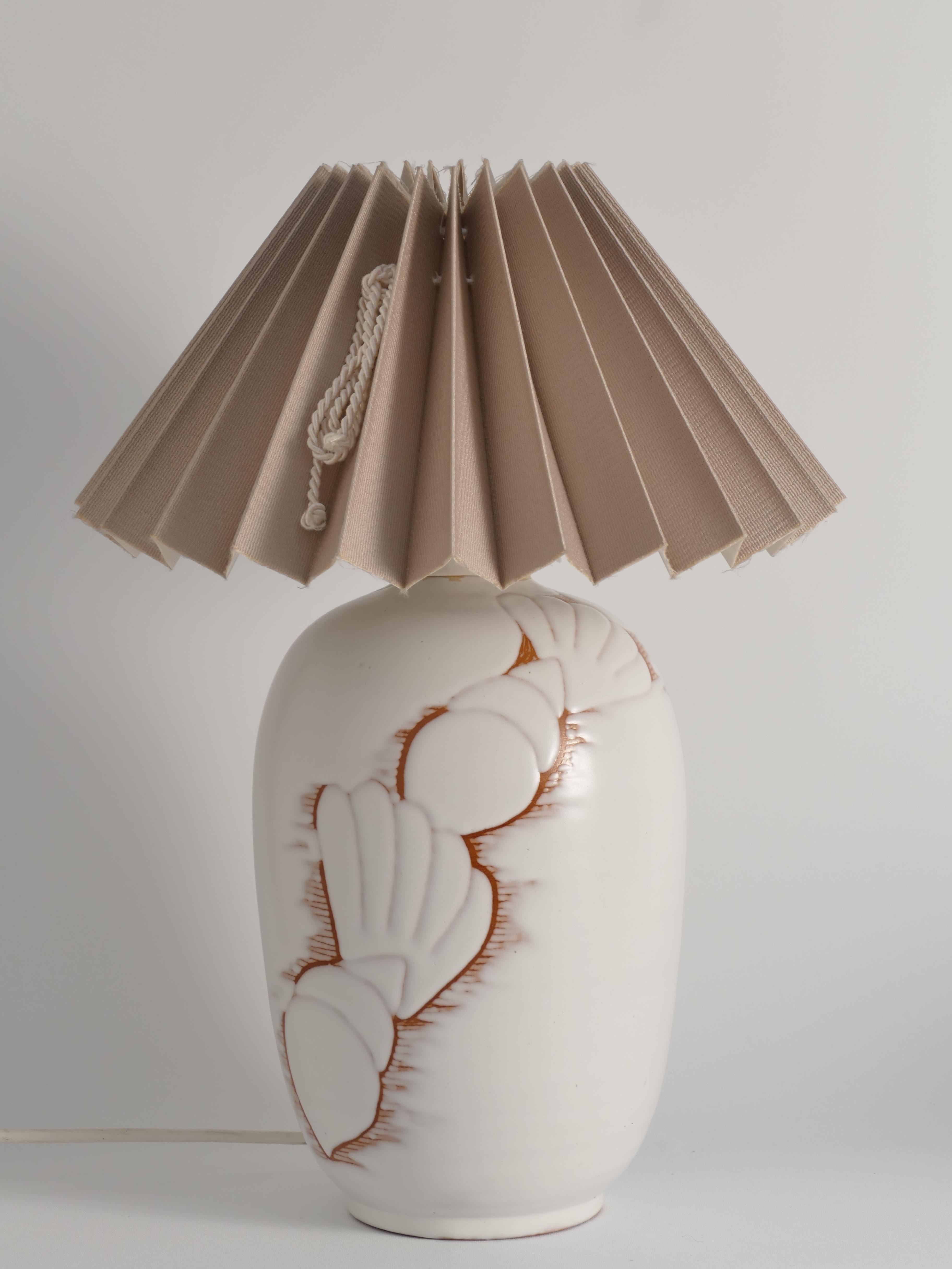 Art Deco White Seashell Motif Table lamp By Anna Lisa Thomson, Upsala Ekeby In Good Condition For Sale In Grythyttan, SE