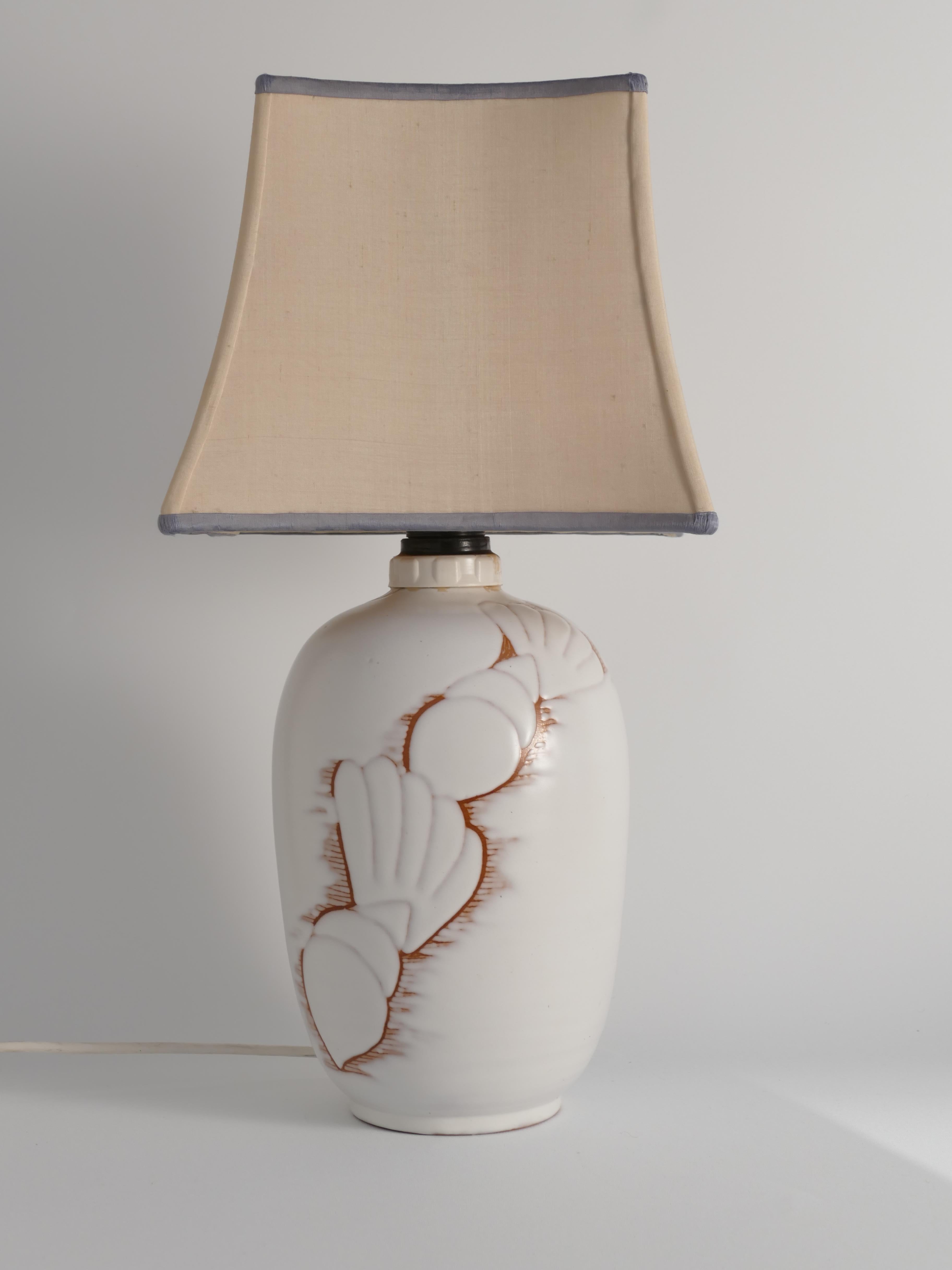 Art Deco White Seashell Motif Table lamp By Anna Lisa Thomson, Upsala Ekeby For Sale 1