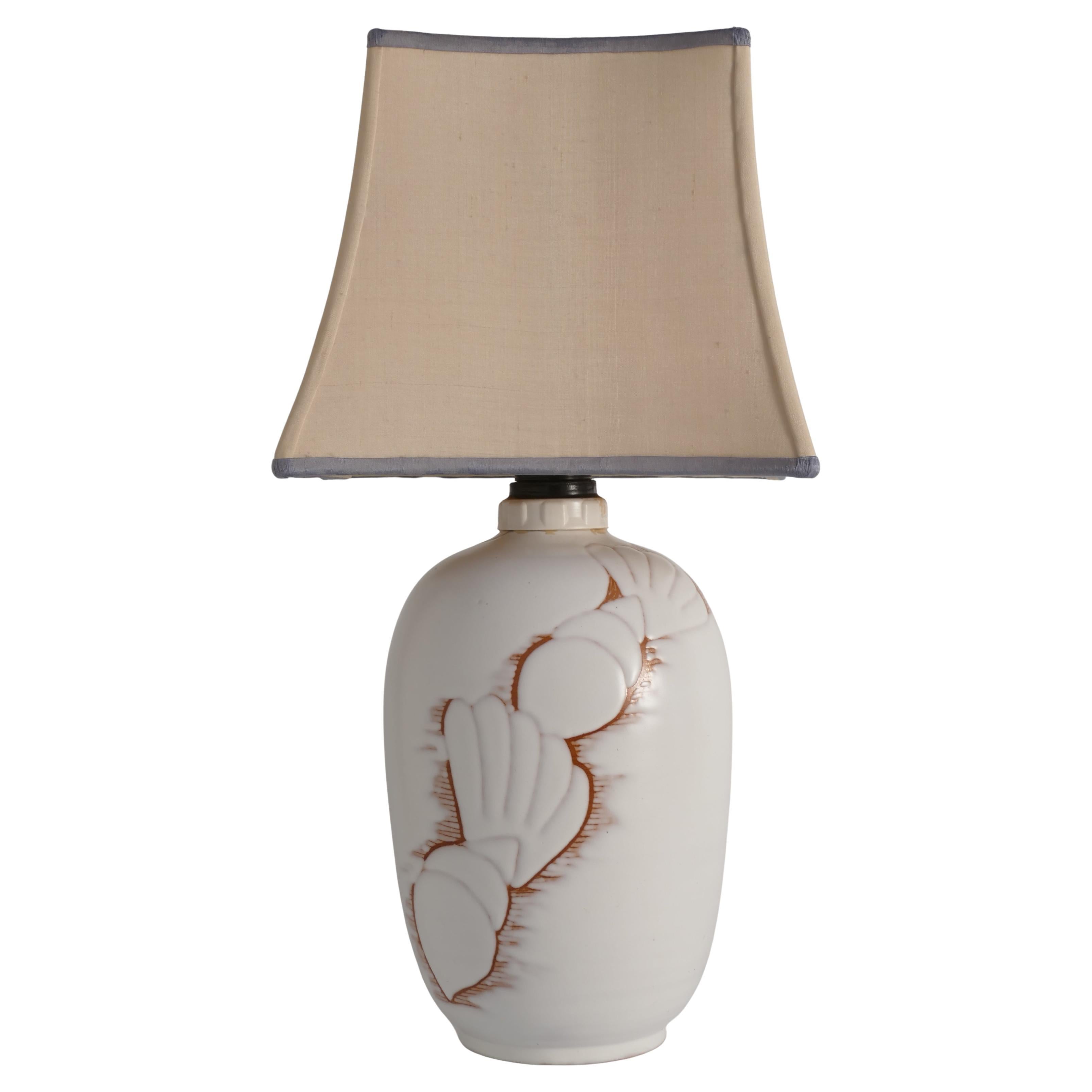 Weiße Art-Déco-Tischlampe mit Muschelmotiv von Anna Lisa Thomson, Upsala Ekeby