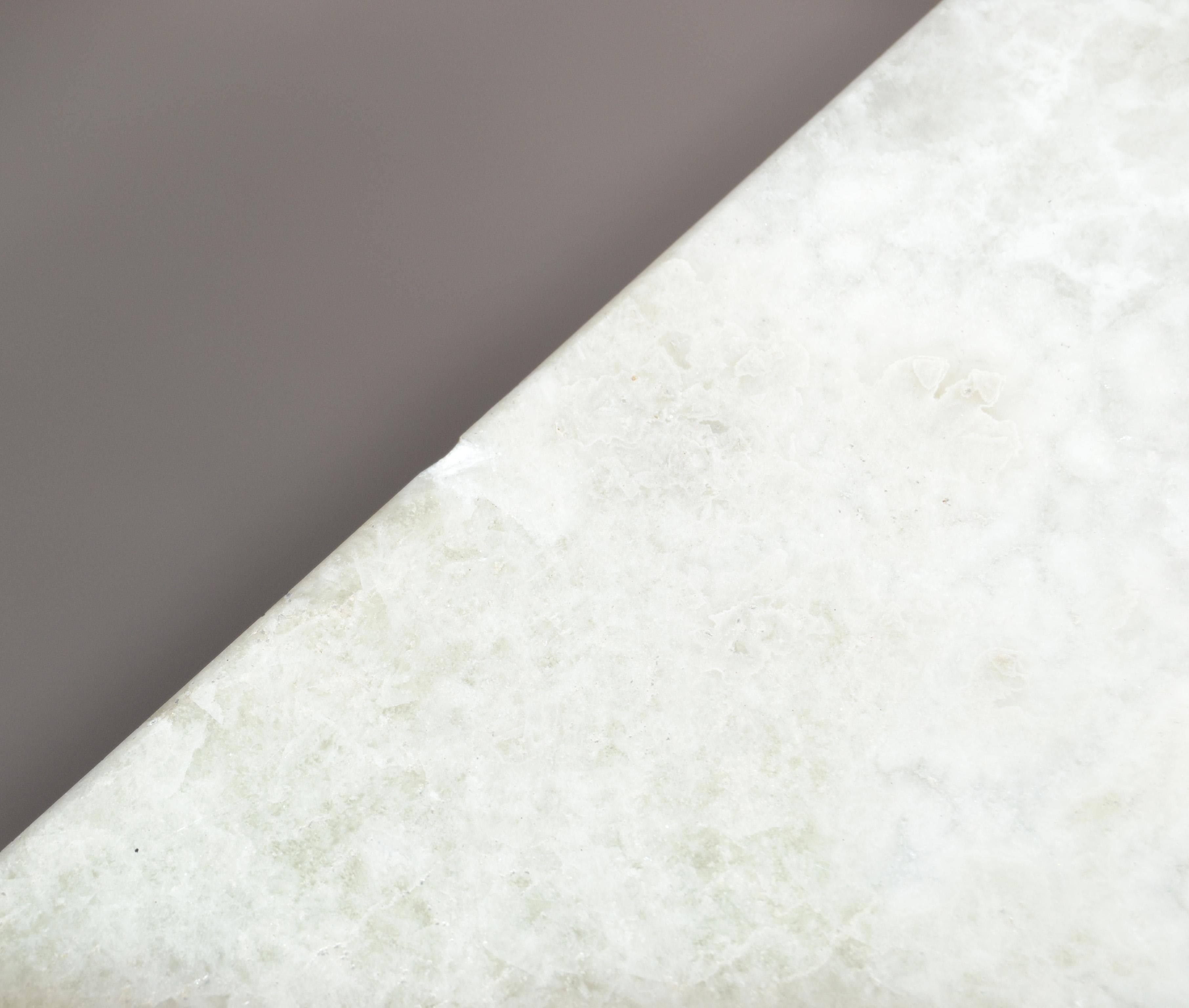 Console de style gratte-ciel Art déco en albâtre blanc et brun clair, base de table et colonne sur piédestal en vente 6