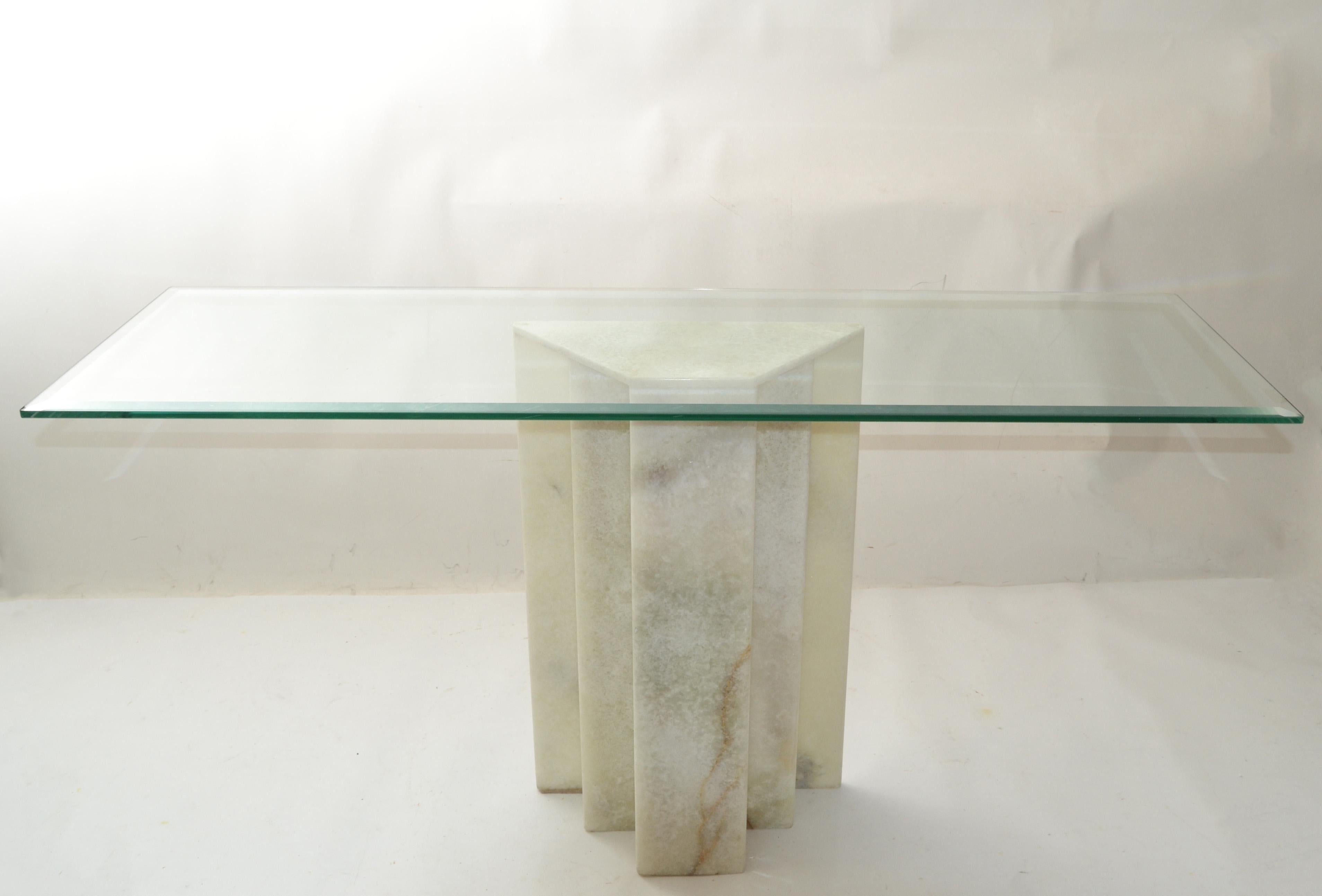 Solennelle table console en forme de gratte-ciel en albâtre blanc, piédestal, colonne de la période Art Déco.
Note : Pas de plateau en verre, nous offrons seulement la base.
Verre utilisé pour les photos : 56 x 18 pouces. 
La hauteur du plateau