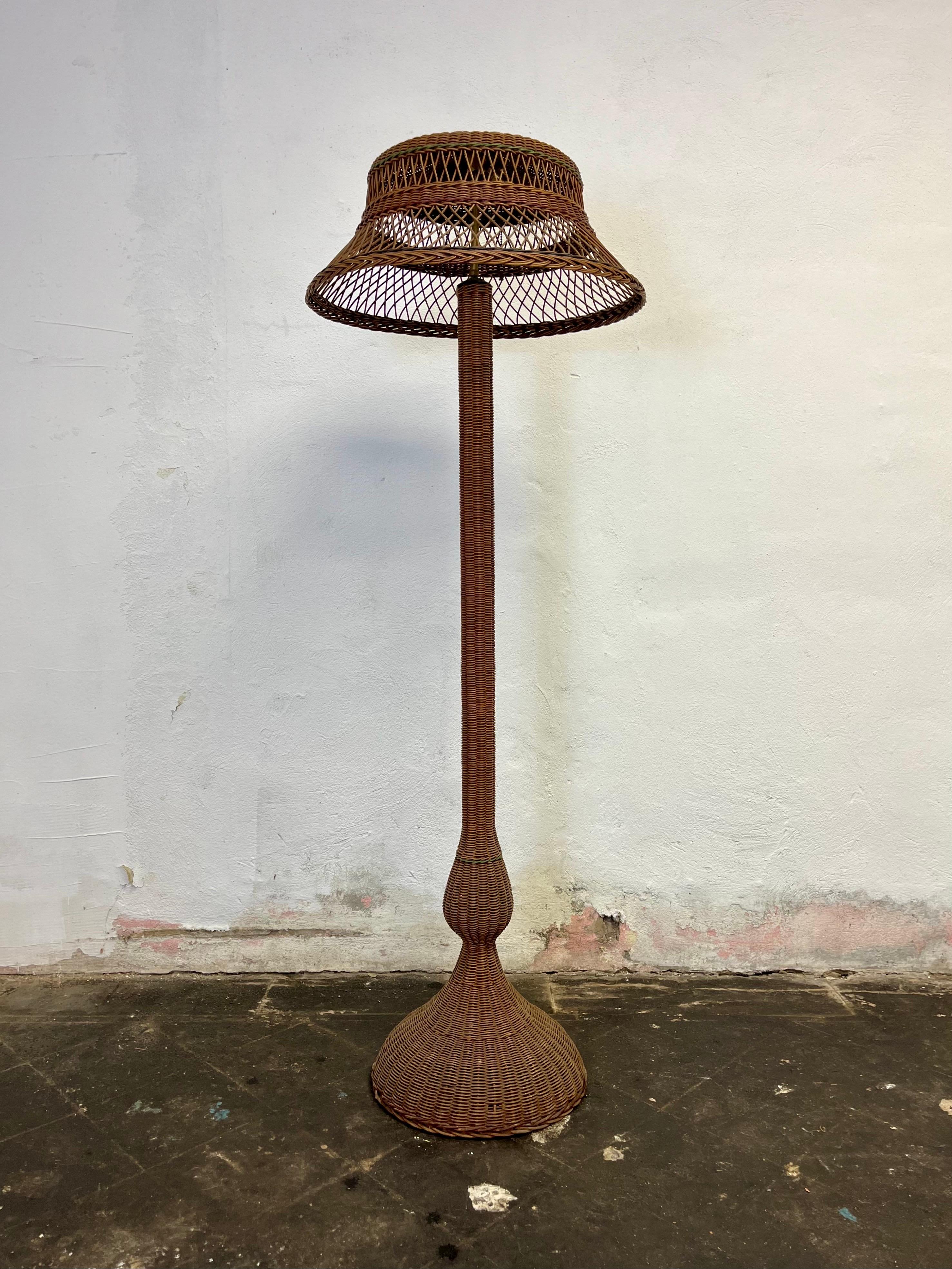 Wonderful Art Deco Wicker Floor Lamp. Great proportions tall and slender topped off with a spectacular open woven shade. Green and Red banding on shade and base.
Curbside to NYC/Philly $450