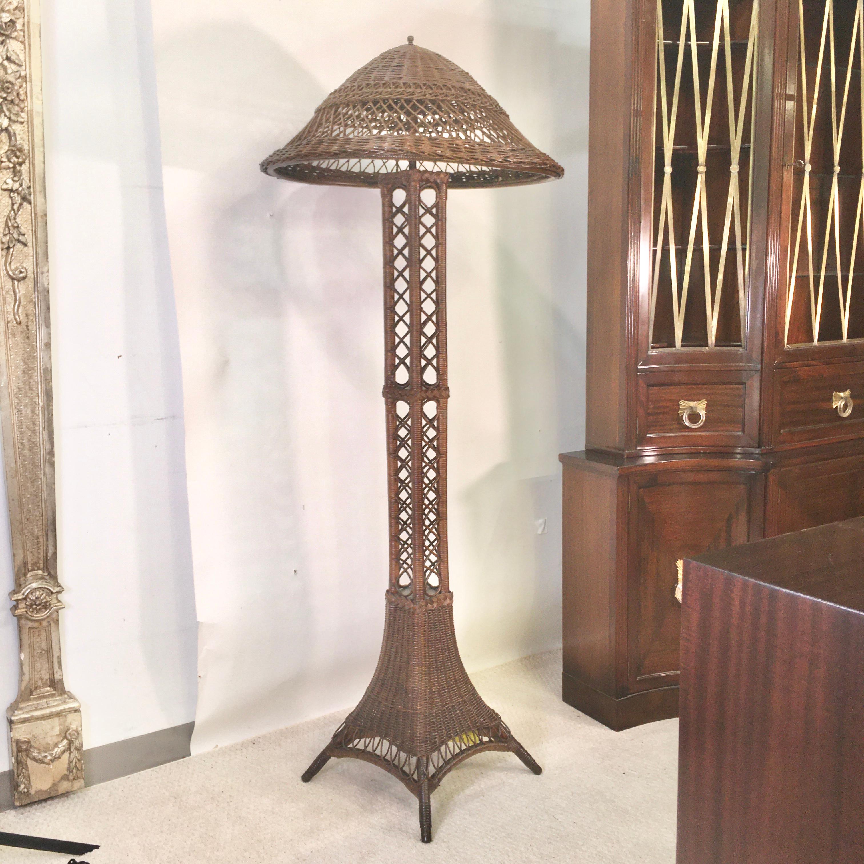 Art Deco Wicker Floor Lamp in Eiffel Tower Form For Sale 1