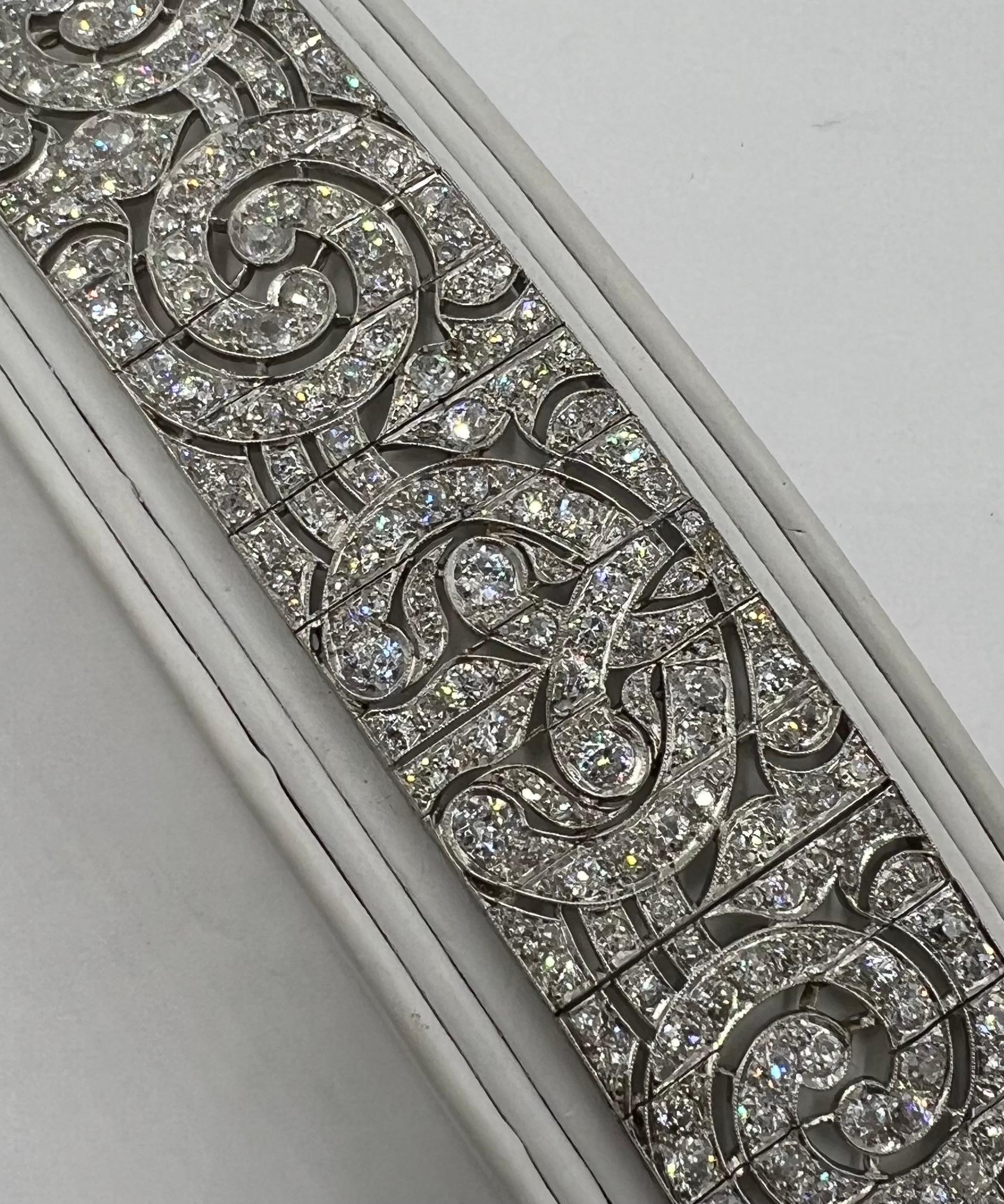 Bracelet Art déco en platine et diamants, vers 1925.

   Quelle beauté !  Ce bracelet Art Deco capture la beauté de l'époque avec un design étonnant qui coule tout au long du bracelet. Le fait qu'il soit large d'un pouce en fait un objet
