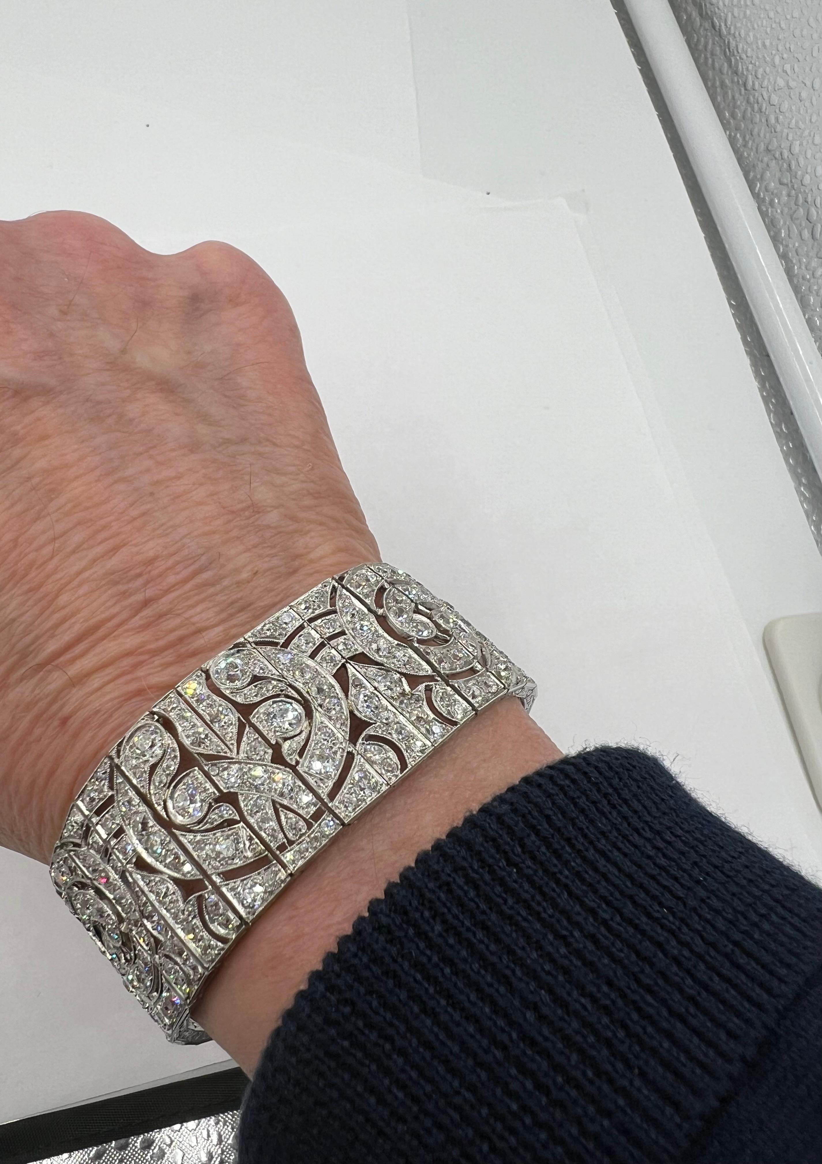 Bracelet large Art déco en platine avec diamants  en vente 2