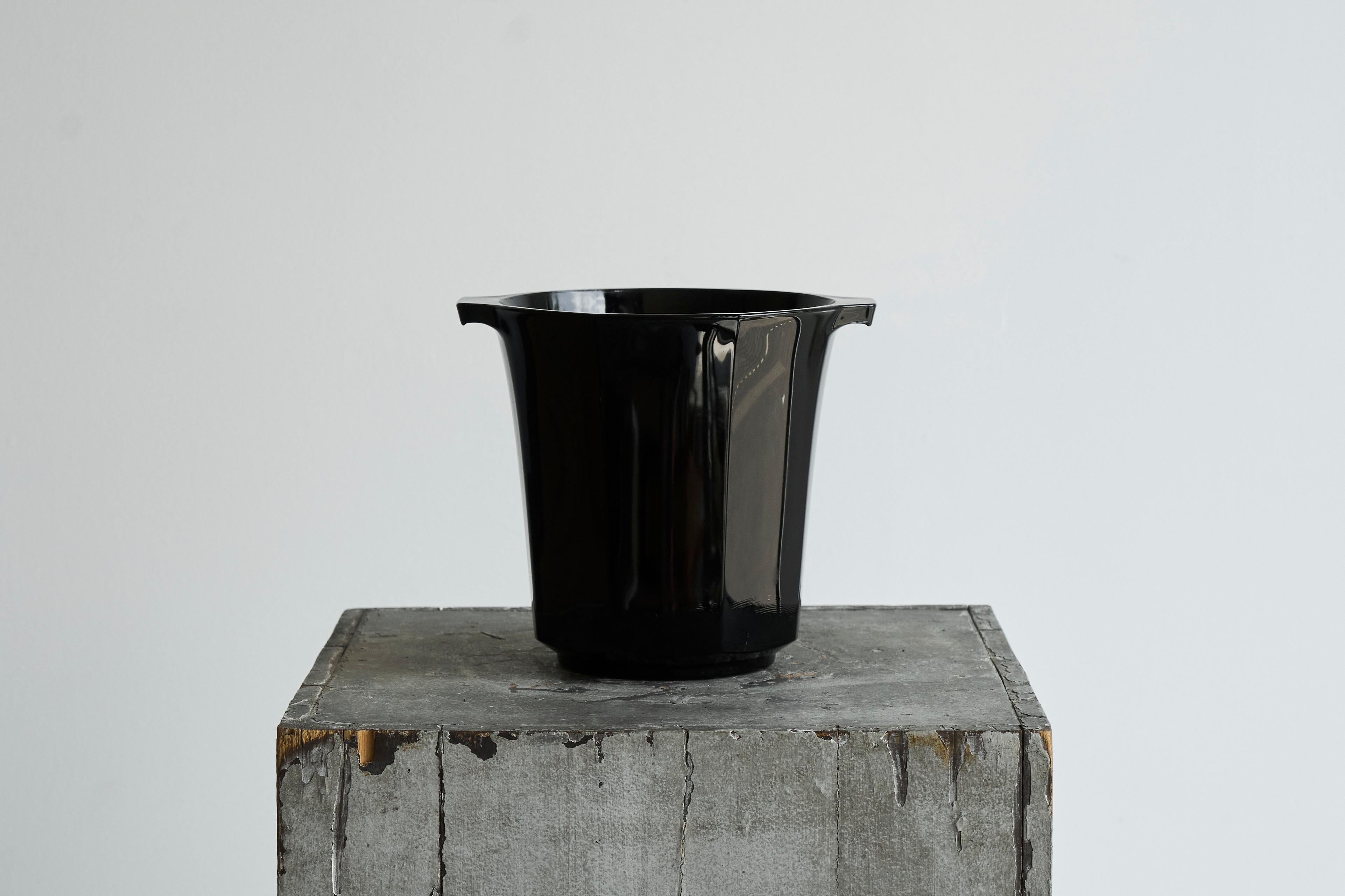 Raffreddatore di vino Art Deco in vetro pressato nero Francia 1940.

Splendido ed elegante refrigeratore per vini in vetro pressato di colore nero. Realizzato in Francia, intorno agli anni '40. Grande design con linee rigorose e un aspetto
