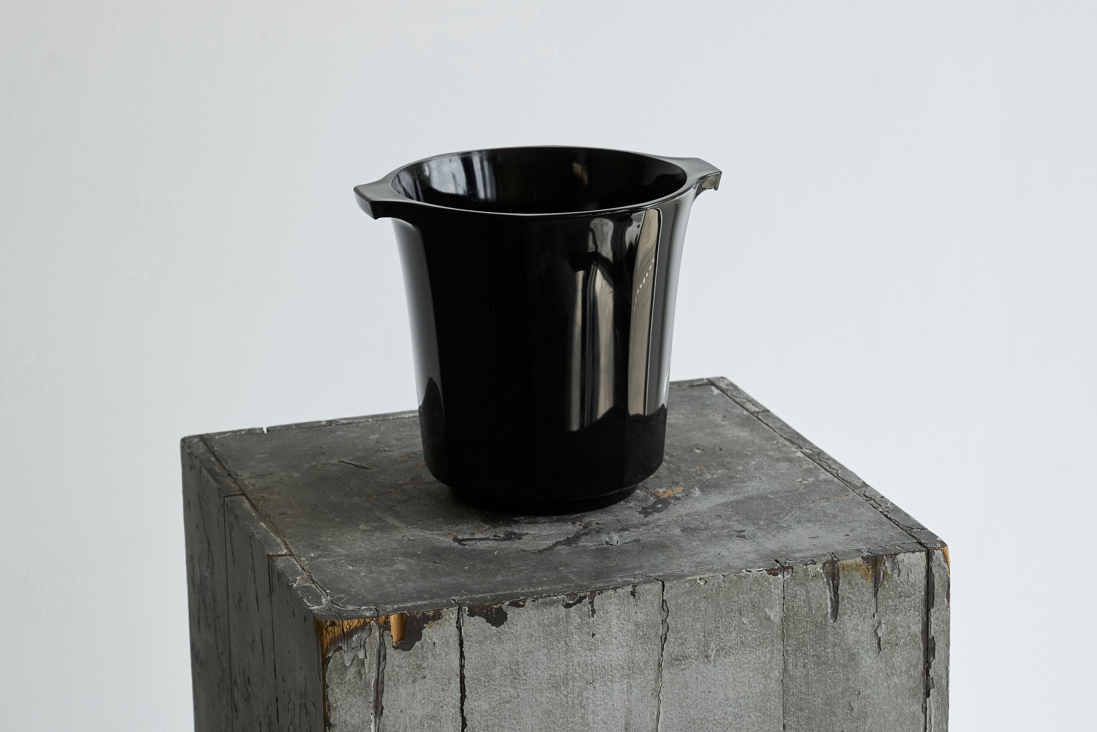 Francese Raffreddatore di vino Art Deco in vetro pressato nero Francia anni '40 in vendita