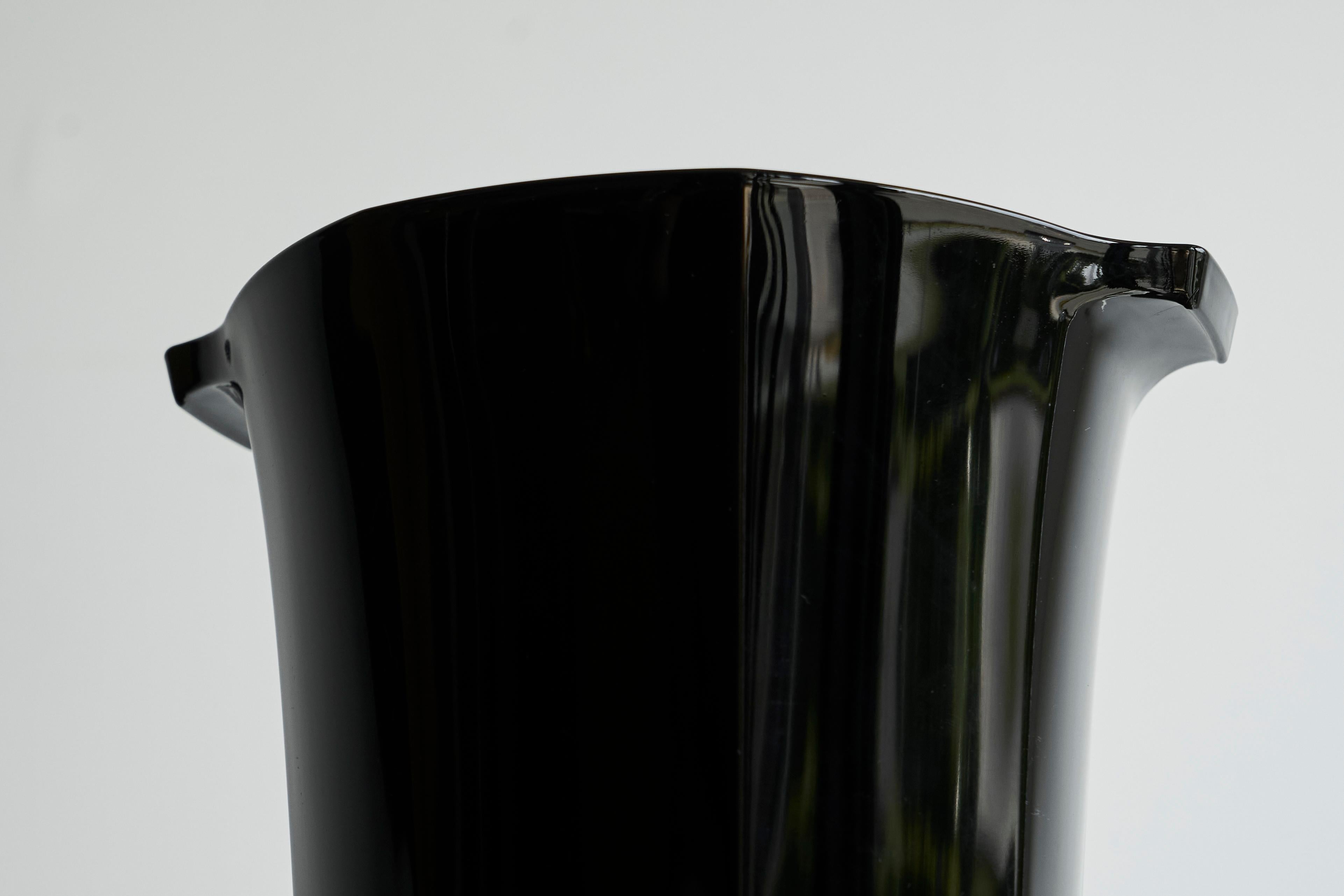 Raffreddatore di vino Art Deco in vetro pressato nero Francia anni '40 In condizioni buone in vendita a Meer, VAN