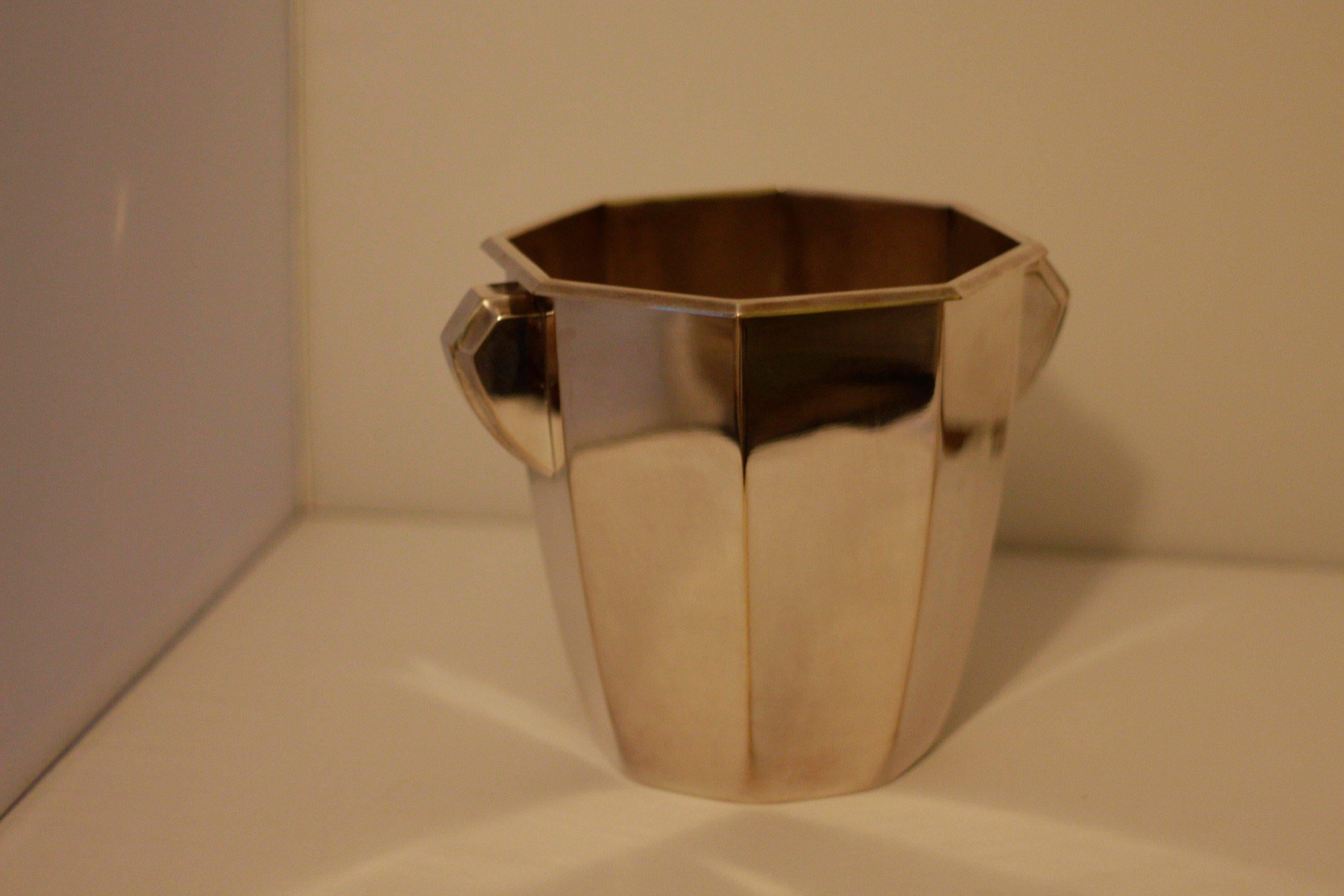 Raro enfriador de vino Art Déco de F.W. Quist, Esslingen, Alemania, años veinte.
El enfriador octogonal de vino/champán está chapado en plata.
Destaca el raro diseño del cuerpo y de las asas.
El enfriador de vino está marcado y numerado con el