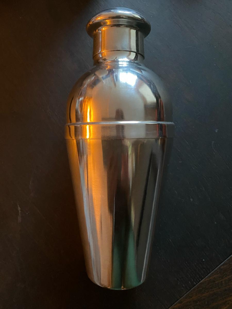 This chic bar accessory is made by the renowned silversmiths Wiskemann, Brussels, Belgium. The shaker is in a very good condition.