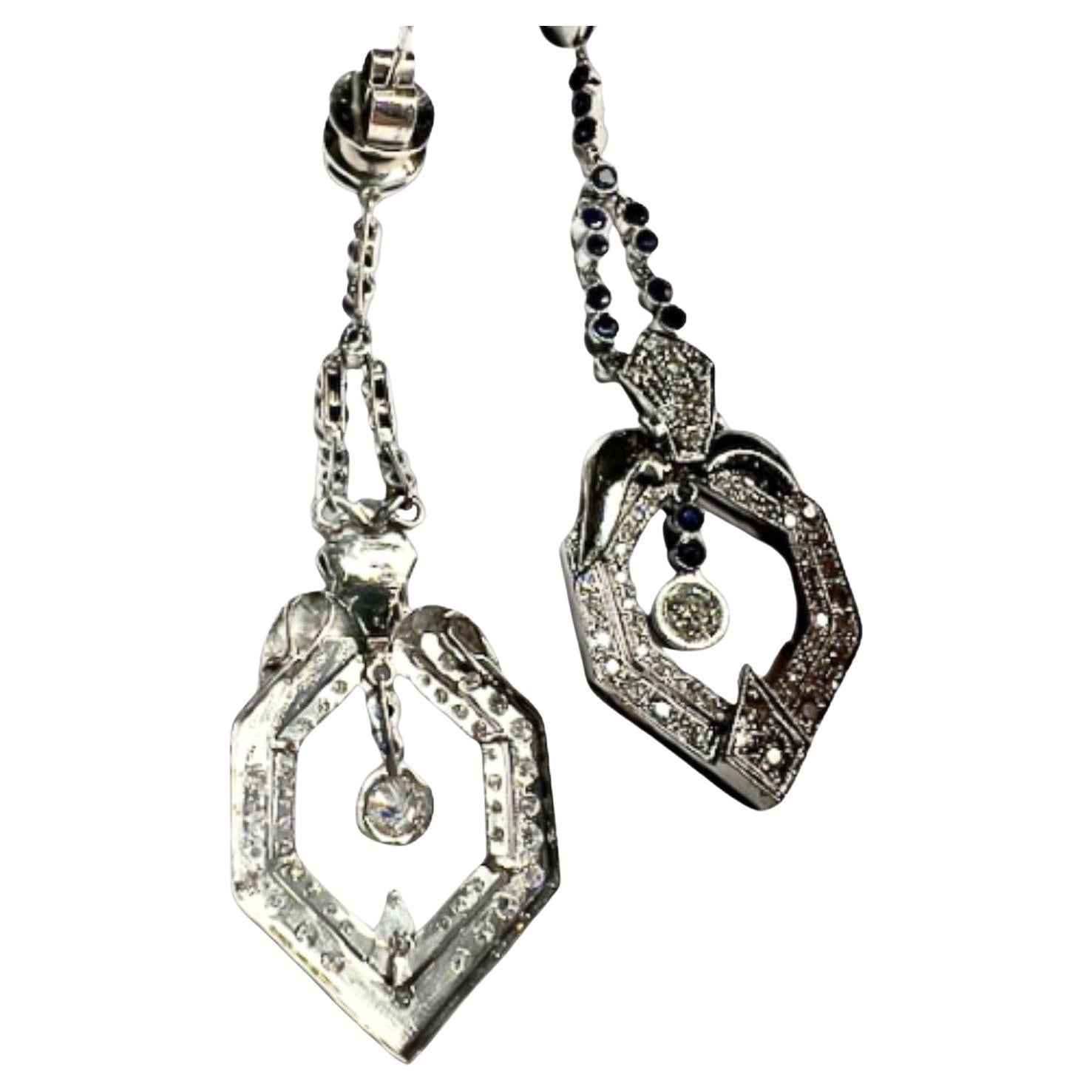 Elegante Ohrringe im Art-Déco-Stil aus Platin 950, mit atemberaubenden Diamanten und Saphiren.

Gewicht: 18,90 Gramm
Abmessungen: Länge 7 cm x Breite 2 cm
Diamanten: Einfacher Schliff und Antikschliff, 3,00 ct Gesamtgewicht
Qualität der Diamanten:
