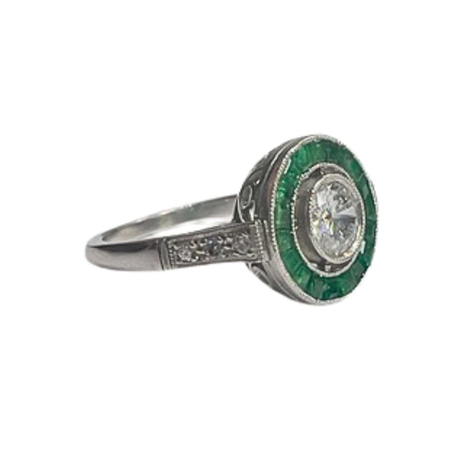 Este anillo de estilo Art Déco presenta un diseño de ojo de perdiz y está elaborado en platino 950. 
Tiene un peso de 5,61 gramos y su talla es ES 16 / EU 56 / US 7,75. 
El anillo mide 1,2 cm x 1,2 cm. 

La descripción gemológica incluye:

Diamantes
