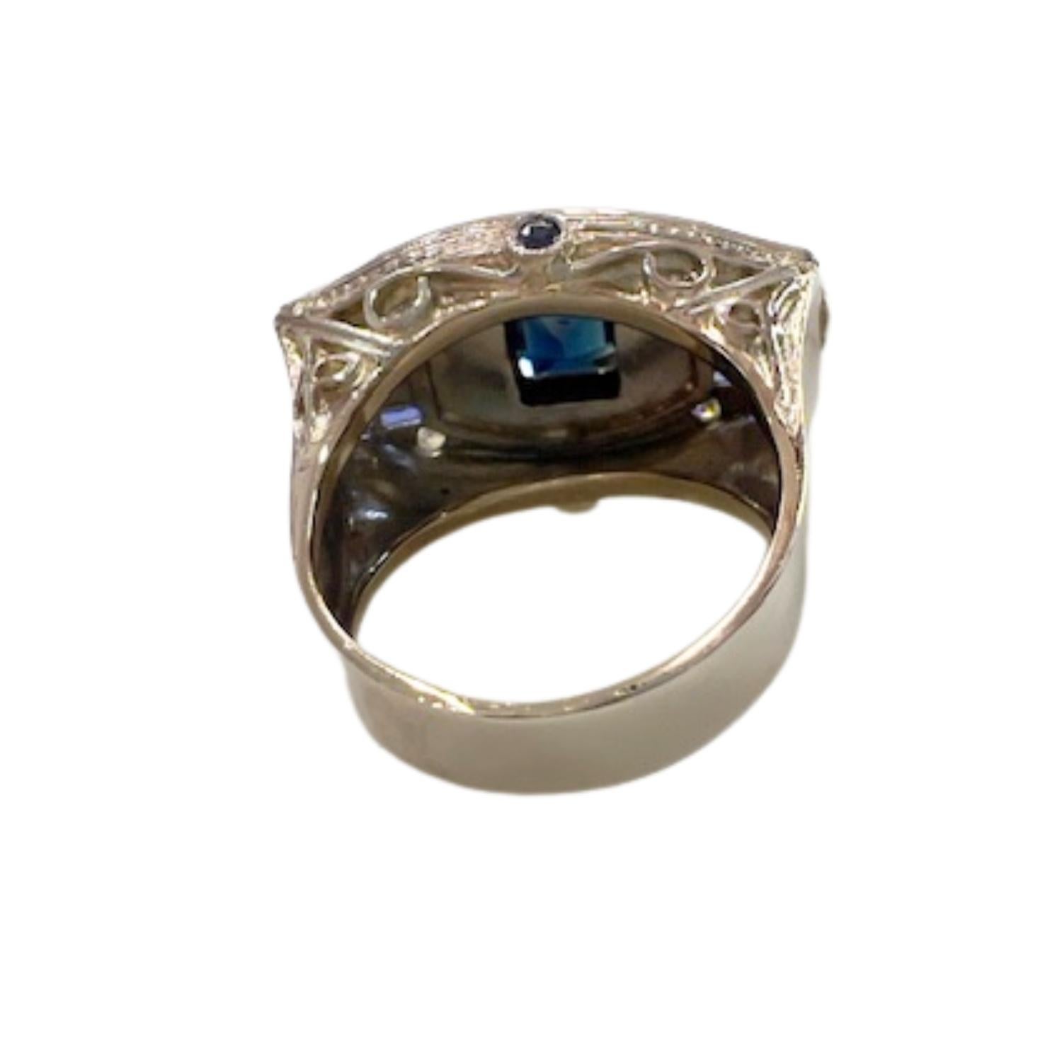 Elegante anello in stile Art Deco realizzato in oro 18 carati con accenti in platino, con diamanti e zaffiri in un design senza tempo.
**IN PRONTA CONSEGNA

Peso: 9.16 grammi
Diamanti: Taglio semplice, peso totale 0,40 ct
Qualità del diamante: