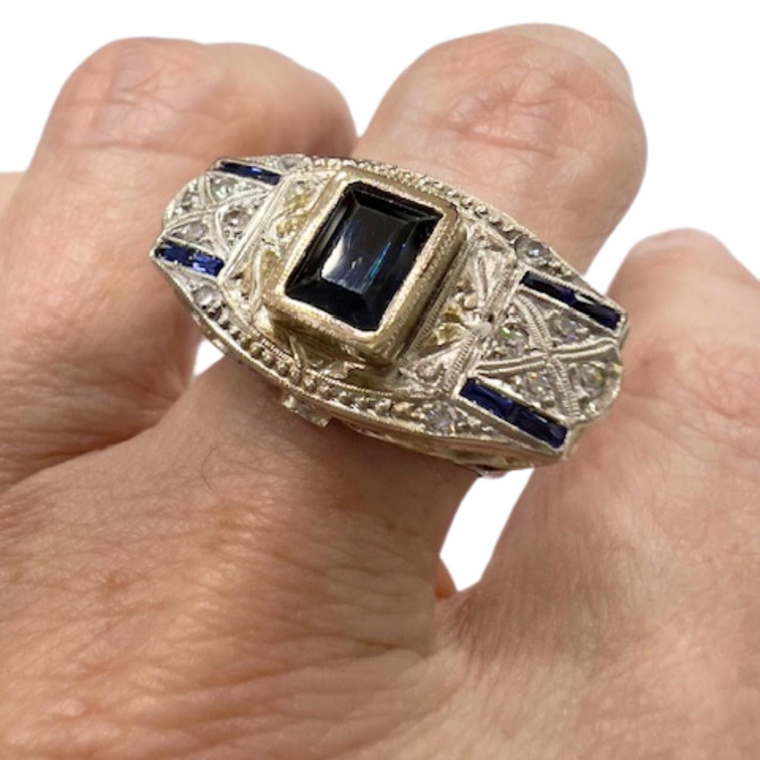 Art Déco Anello Art Deco con accenti di platino, diamanti e zaffiri in oro 18 carati in vendita