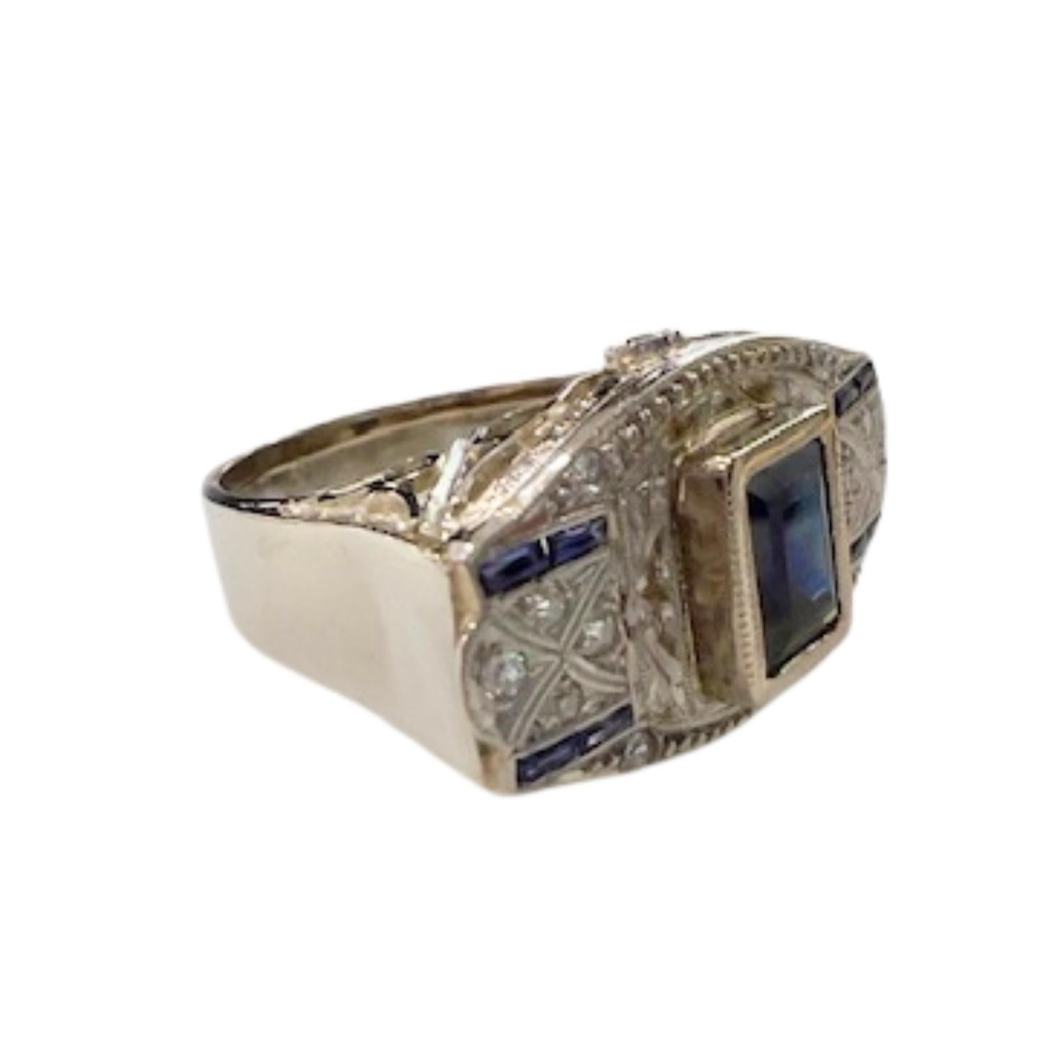 Taglio smeraldo Anello Art Deco con accenti di platino, diamanti e zaffiri in oro 18 carati in vendita