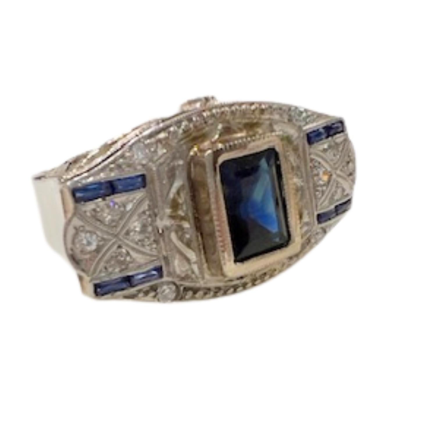 Anello Art Deco con accenti di platino, diamanti e zaffiri in oro 18 carati in vendita 1