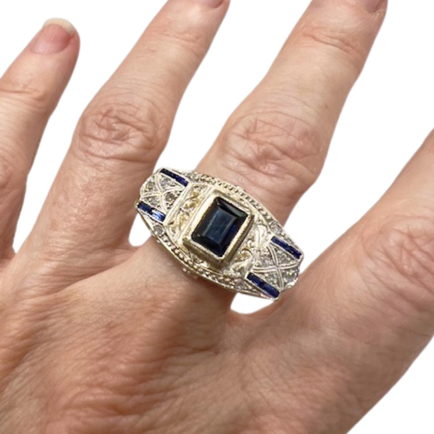 Anello Art Deco con accenti di platino, diamanti e zaffiri in oro 18 carati in vendita 2