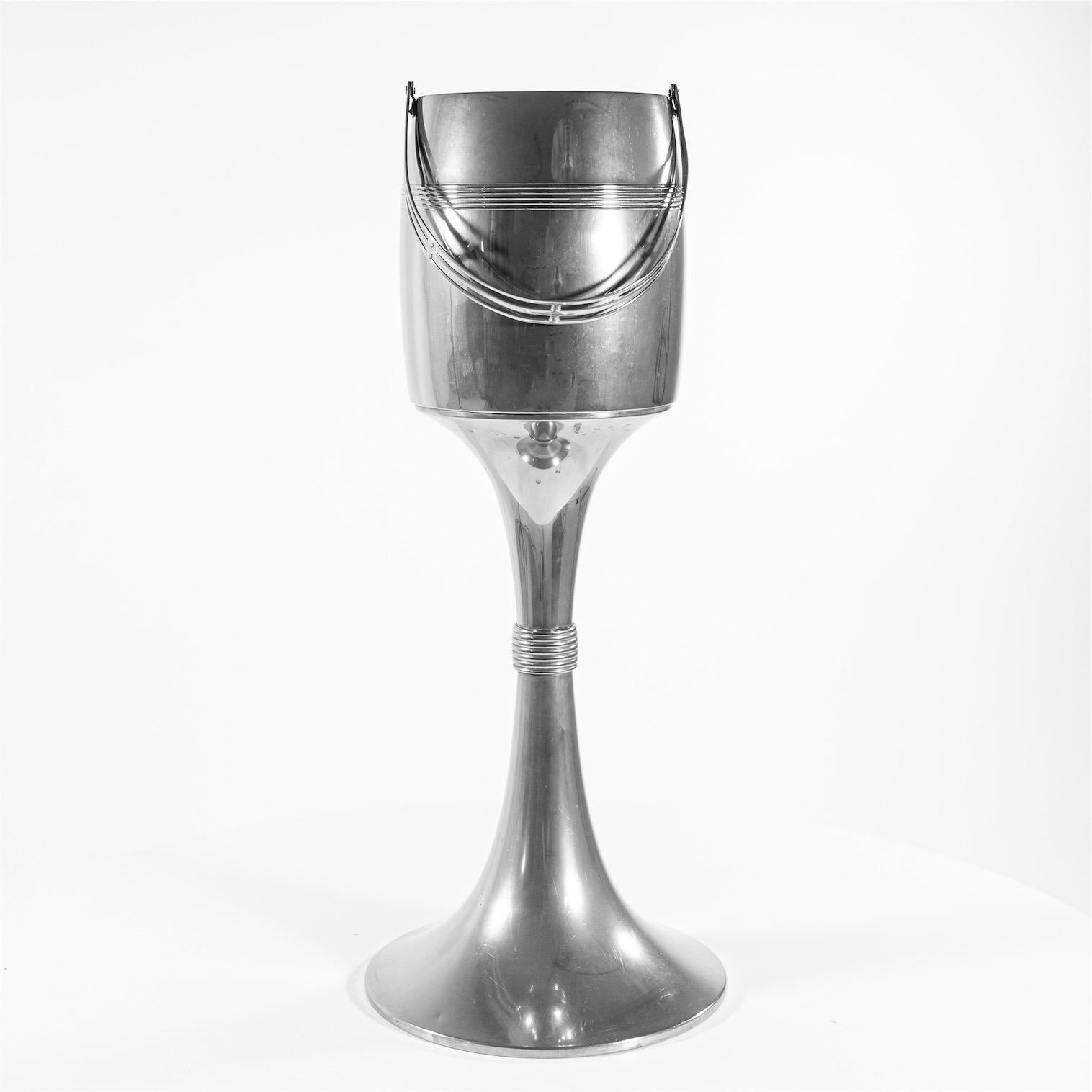 WMF champagne cooler on a conical base with handle and grooved decoration. Marked on the bottom.
  