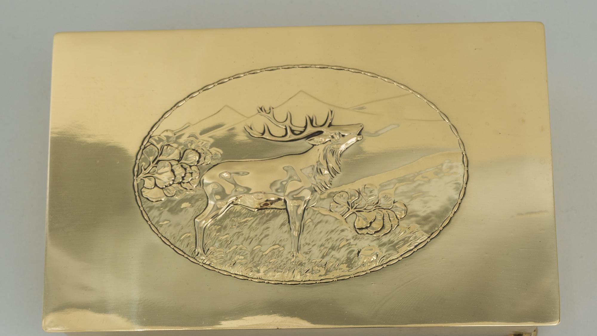Boîte à bijoux Art déco en forme de motif de chasse CIRCA, vers les années 1920
Polis et émaillés au four.